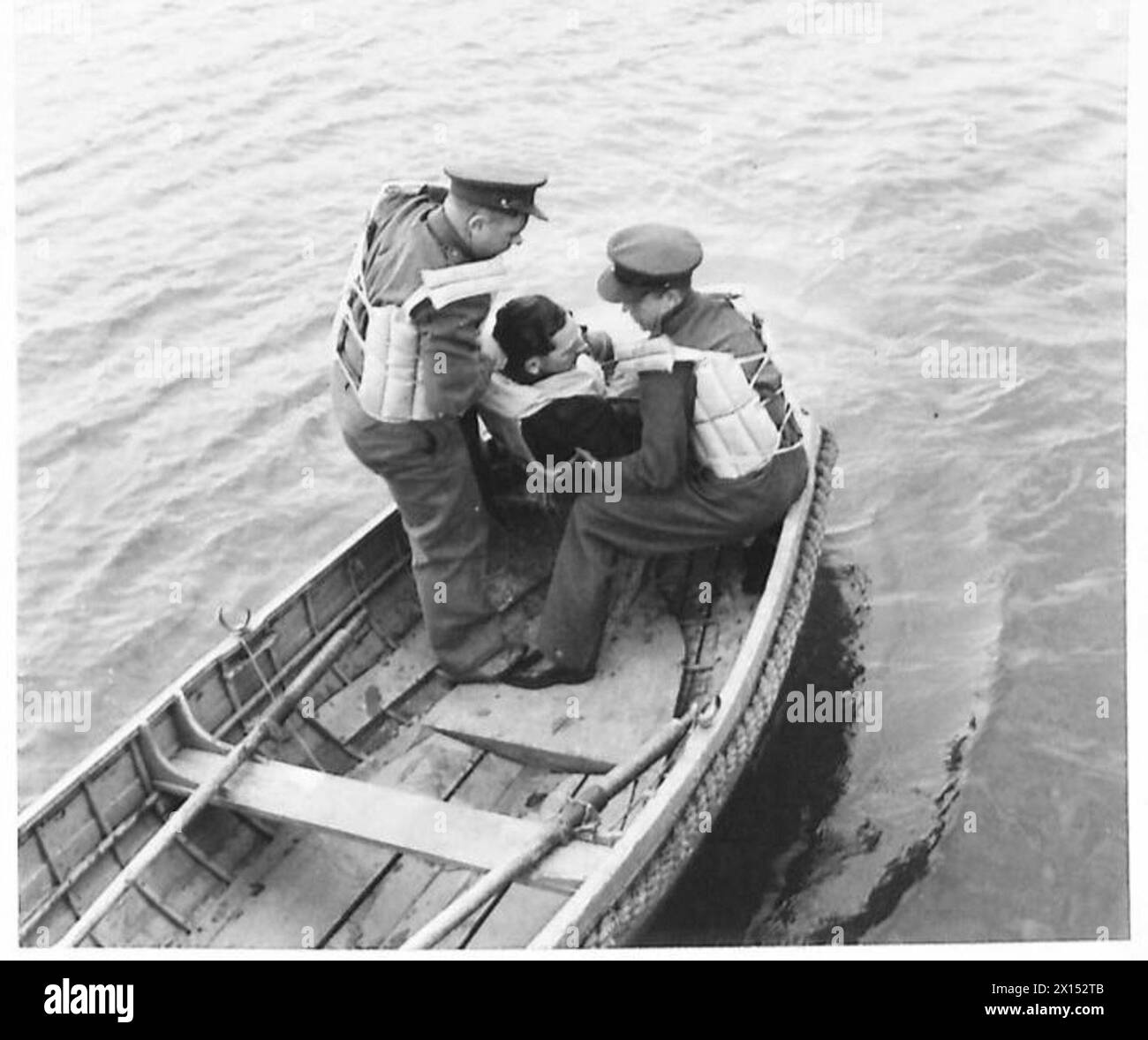 Una squadra di soccorso navale dell'esercito britannico riceve istruzioni sulla gestione delle vittime, in particolare gli aviatori che si salvano in mare durante il combattimento aereo. Foto Stock