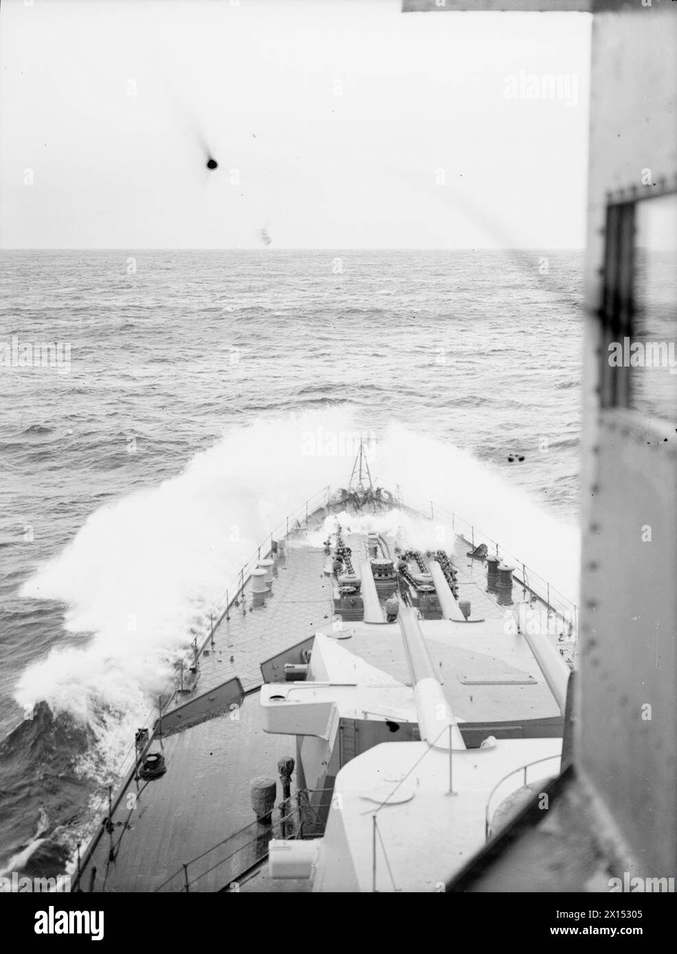 La corazzata HMS London è raffigurata mentre esce dal porto di Scapa Flow tra il 15 e il 17 ottobre 1941, mostrando la sua prua e le sue operazioni navali durante gli ancoraggi di routine. Foto Stock
