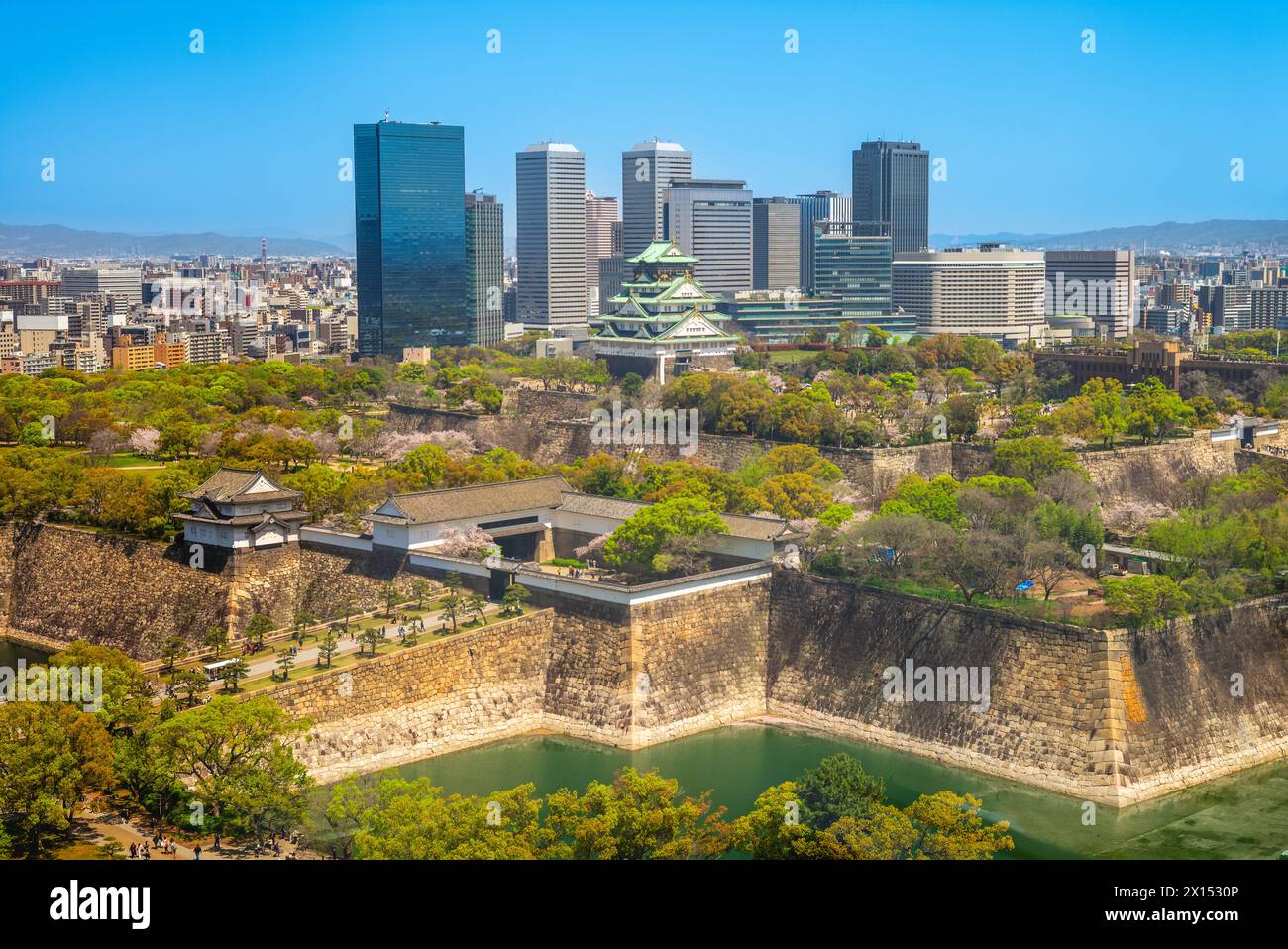 La fortezza principale e le mura del castello di Osaka nella città di osaka, giappone Foto Stock