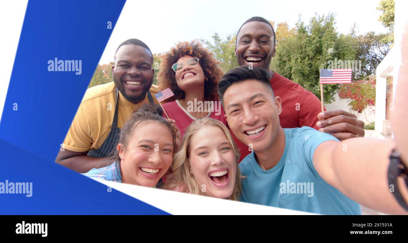 Immagine del testo Go Vote e della bandiera americana con amici felici e diversi che celebrano e sventolano le bandiere Foto Stock