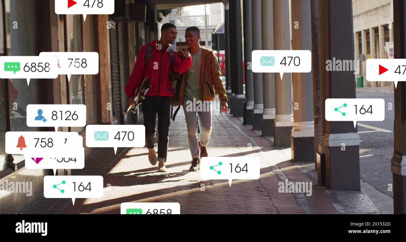 Immagine di più barre di notifica su diversi amici che discutono mentre camminano per strada Foto Stock