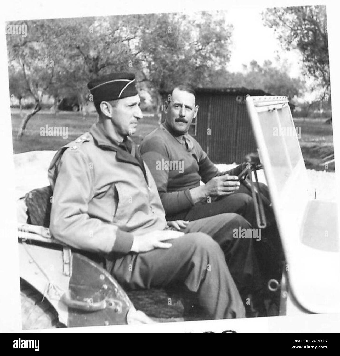 Il generale Mark W. Clark, comandante della V Armata, viene raccolto dallo Stato maggiore in Italia durante le operazioni militari. Foto Stock