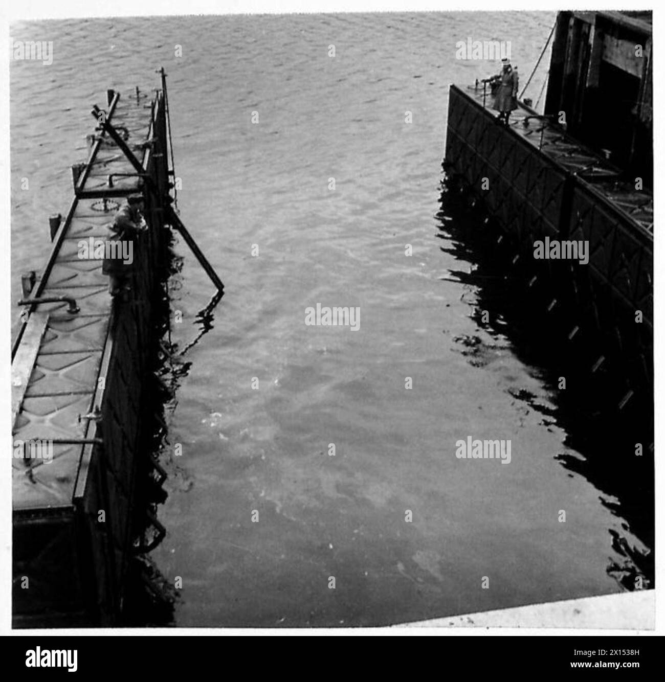 Il molo galleggiante di Faslane serve le operazioni militari e navali, fornendo strutture di ormeggio e manutenzione. Foto Stock