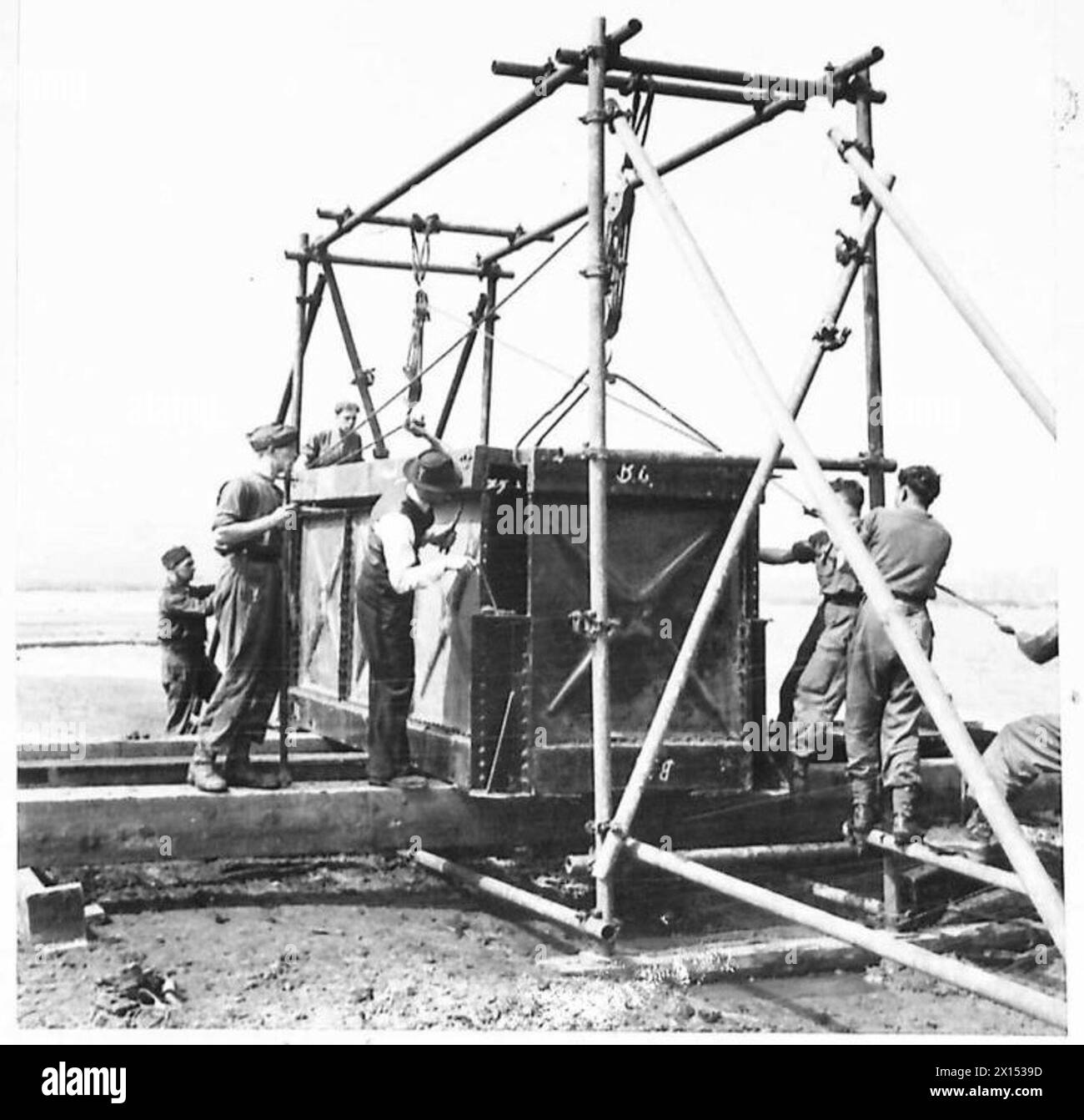 Il materiale speciale T.N.3 è documentato ed esaminato a Barry dal personale dell'esercito britannico. Foto Stock