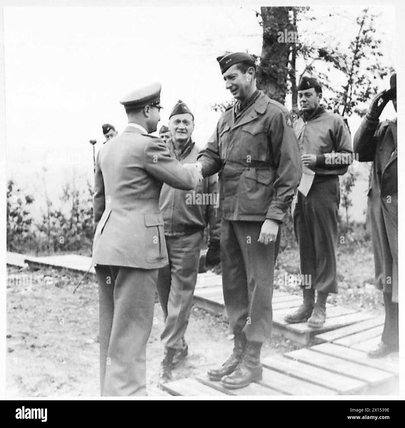 Il generale Mark Clark presenta la Stella di bronzo ad un ufficiale italiano, stringendo la mano durante una cerimonia con la Fifth Army, British Army. Foto Stock