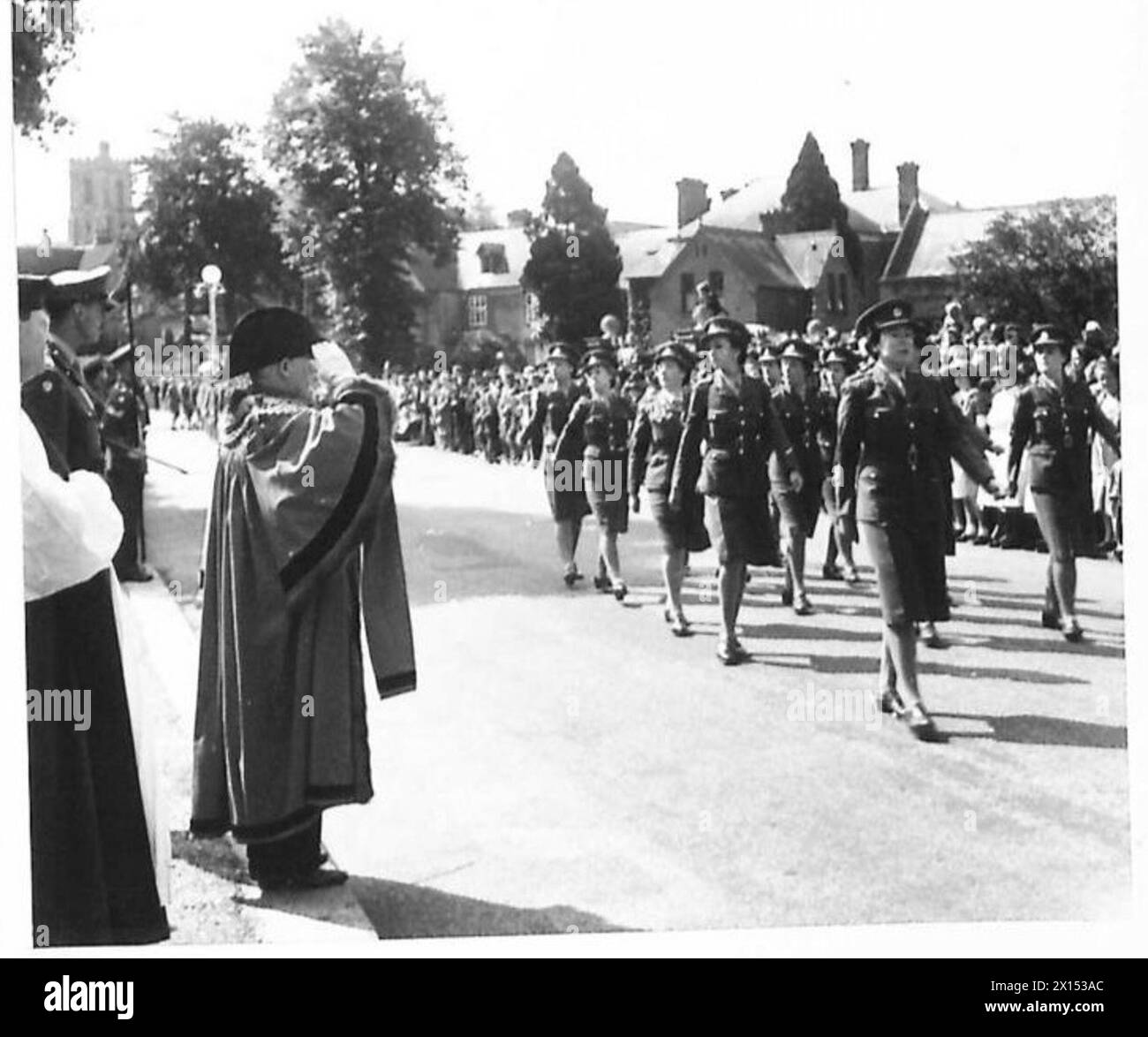 L'ARCIVESCOVO DI CANTERBURY SVOLGE IL SERVIZIO ALLA CHURCH PARADE - Un contingente di poliziotti militari ATS passa la base di saluto dove il sindaco Wilson Price ha preso il saluto dell'esercito britannico Foto Stock