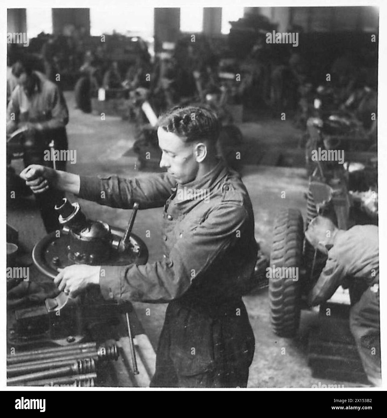 Un meccanico dei Royal Electrical and Mechanical Engineers revisiona un giunto cardanico durante le operazioni di manutenzione. Foto Stock