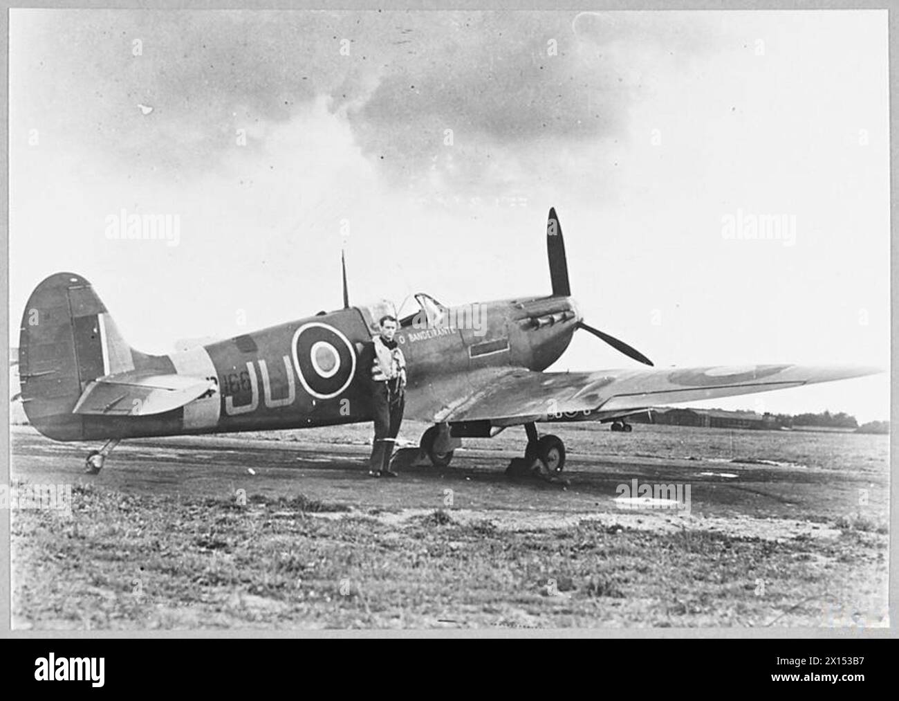 Gli aerei della RAF Fighter Squadron ricevettero nomi distintivi, spesso riflettenti città, distretti o personalità, e volarono in sortite operative. Foto Stock