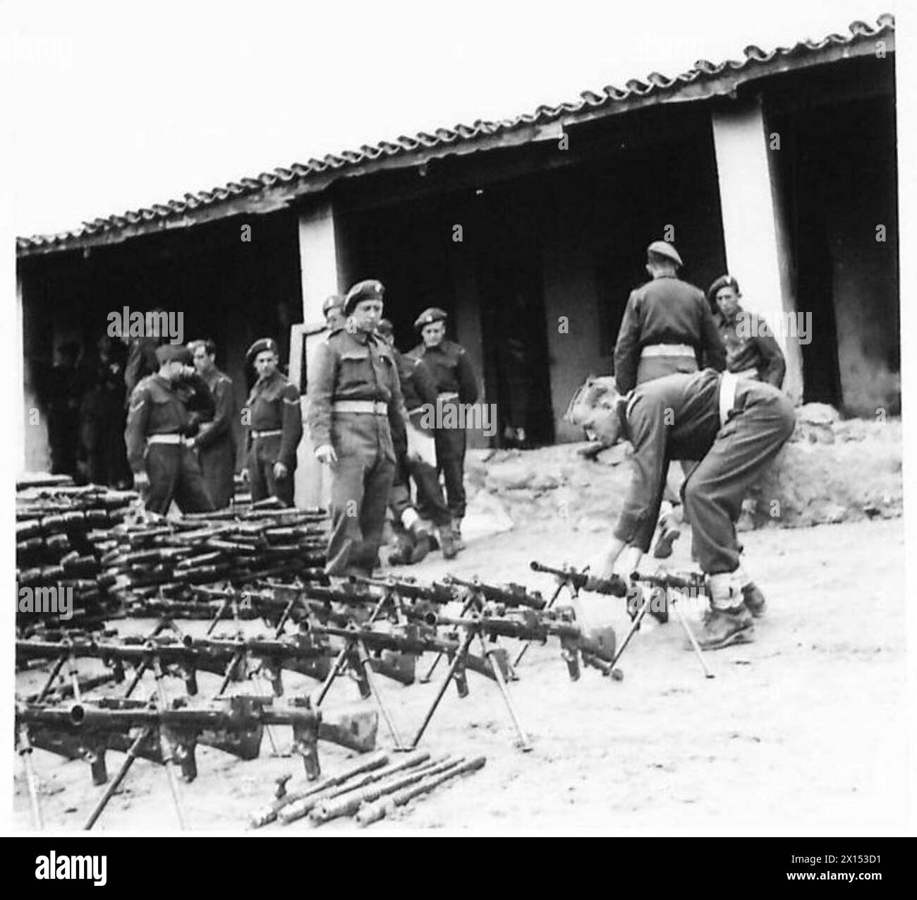 Le forze ELA in Grecia si arrendono alle armi, provocando un crescente cumulo di armi in una discarica gestita dall'esercito britannico. Foto Stock