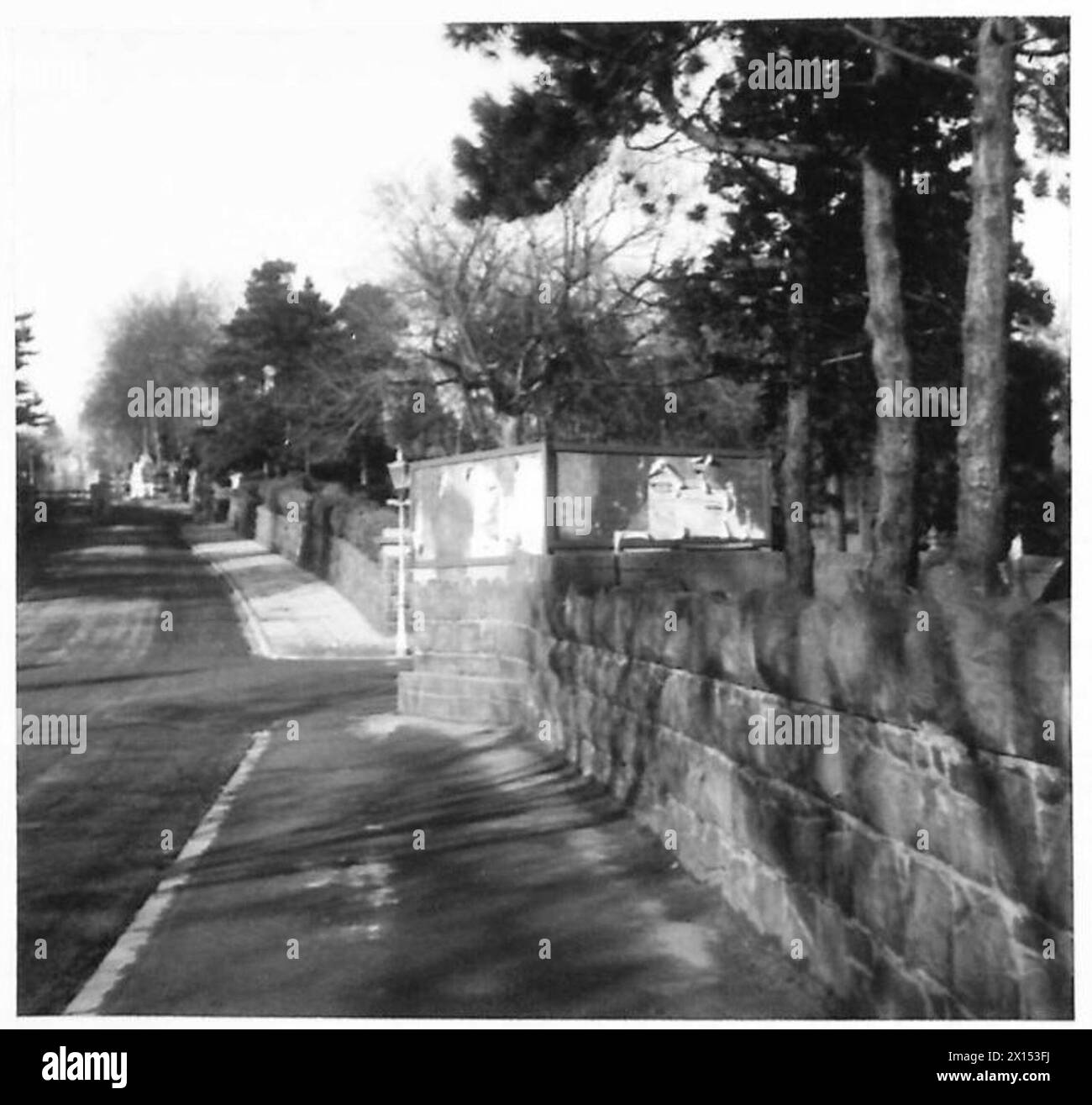 Una sacca mimetica è posizionata a Hillsborough nell'Irlanda del Nord come parte dei preparativi difensivi dell'esercito britannico. Foto Stock