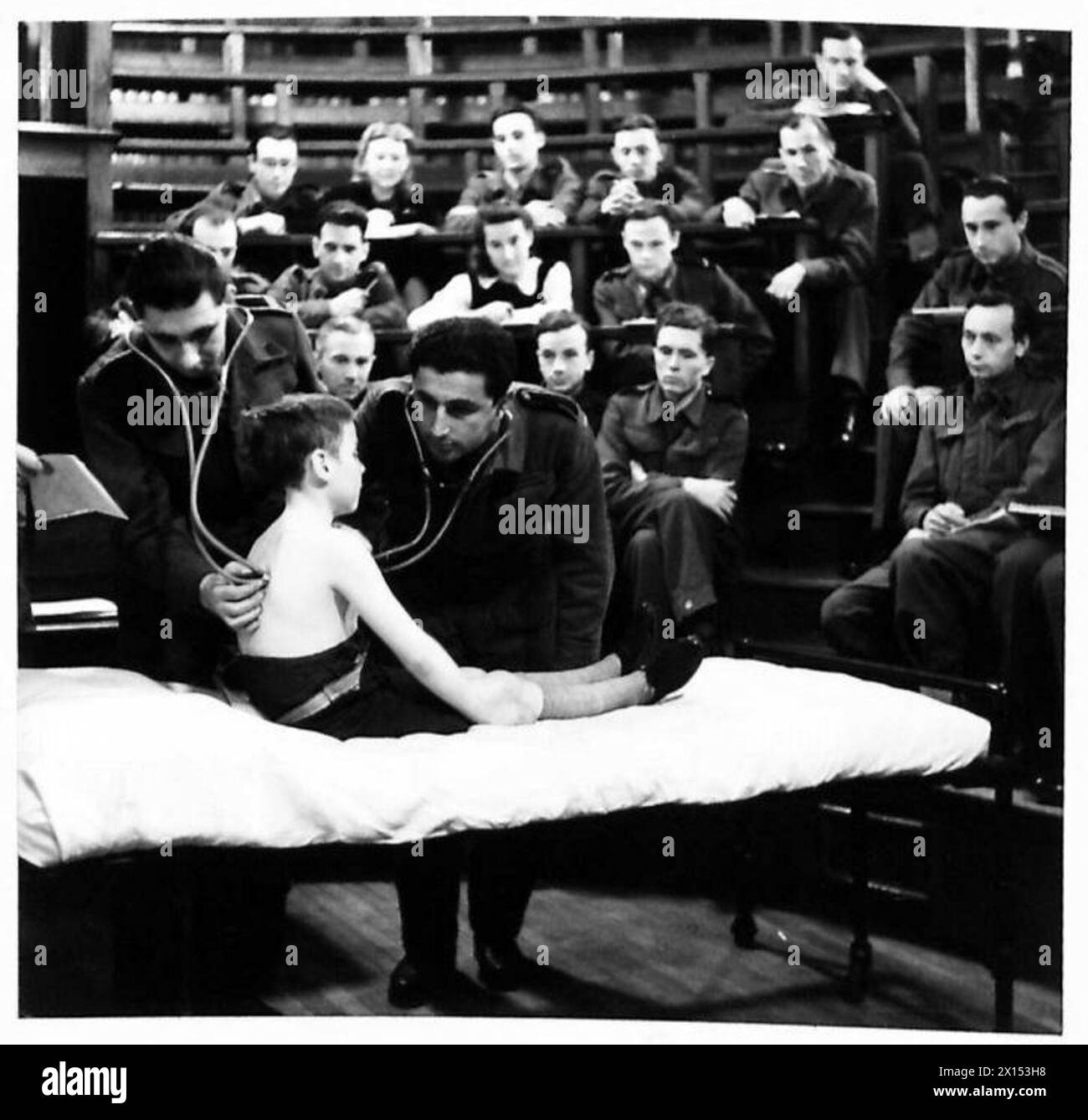 I cadetti ufficiali dell'esercito polacco esaminano un paziente durante una lezione presso la clinica medica interna. La Scuola polacca di Medicina di Edimburgo addestrò ufficiali medici e studenti per il servizio nelle forze armate polacche in Occidente tra il 1941 e il 1949. Foto Stock