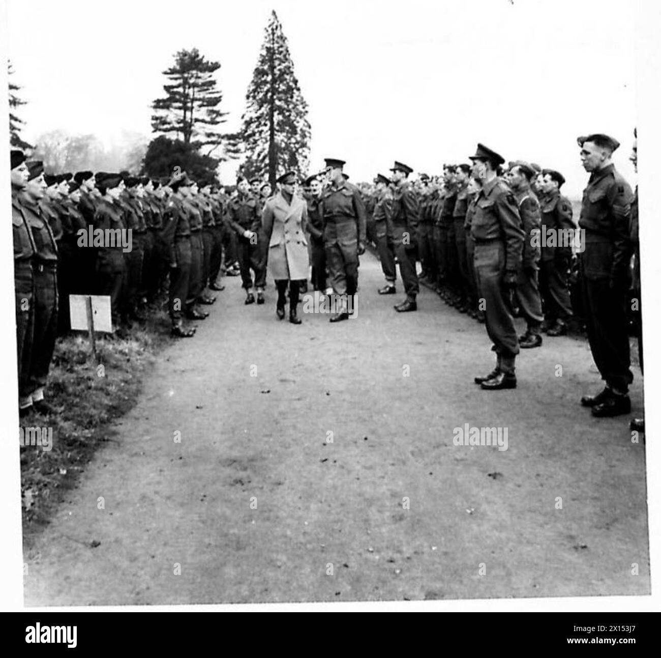 Sua Maestà il Re ispeziona gli ufficiali e i soldati della 231a Brigata durante una visita alle truppe d'invasione. Foto Stock