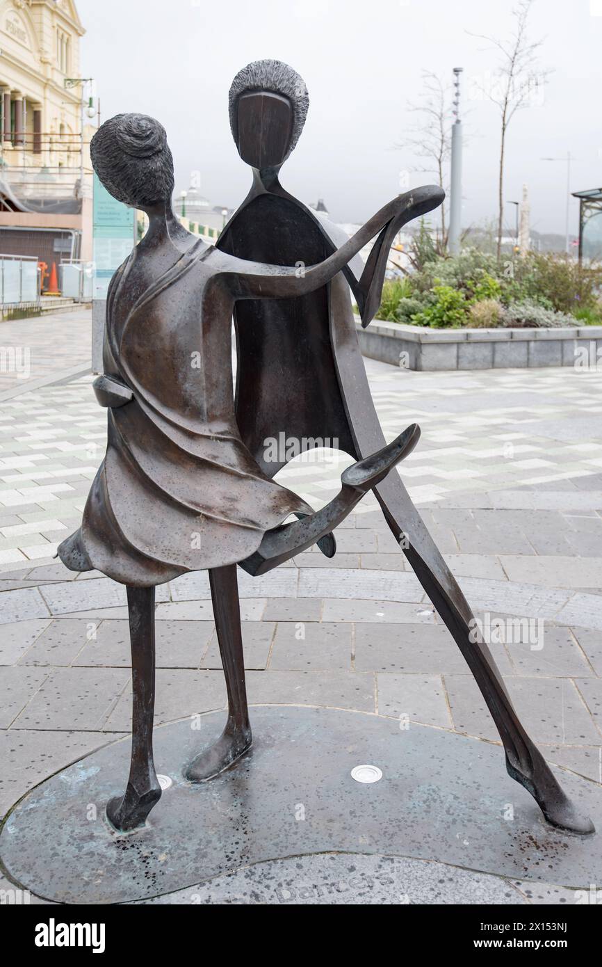 Una scultura ispirata a 100 anni di danza al Gaiety Theatre e a Villa Marina è stata inaugurata nel nuovo quartiere culturale sulla Douglas Promenade 2021 Foto Stock