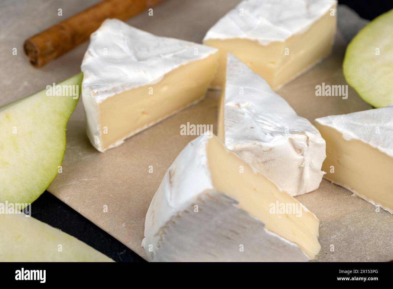 formaggio rotondo bianco con muffa sul tavolo, formaggio fresco morbido con muffa bianca nobile che si può mangiare Foto Stock