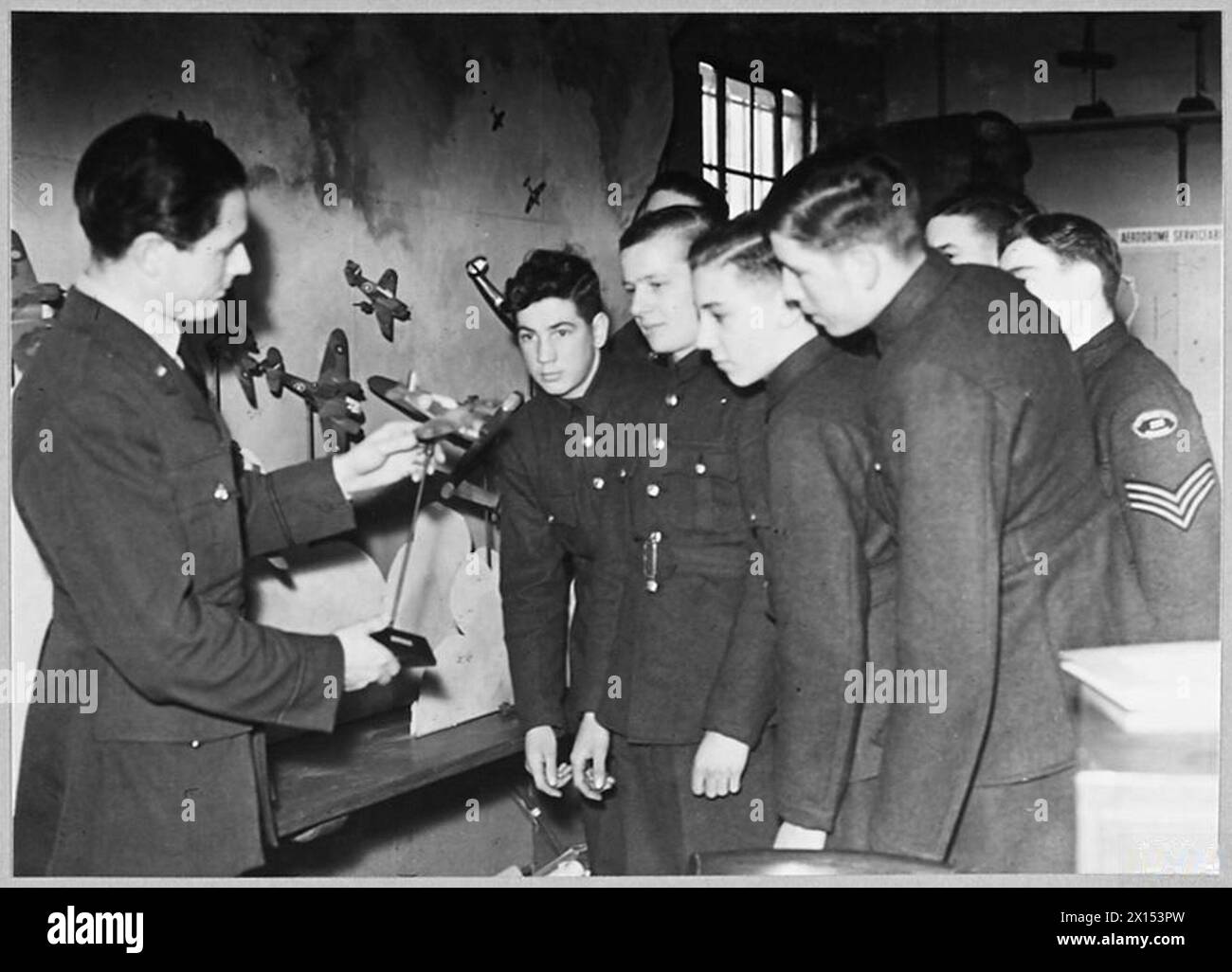 Fotografia di cadetti dell'Air Training Corps che ricevono istruzioni sull'identificazione degli aeromobili utilizzando modelli in scala durante una sessione di addestramento della Royal Air Force. Foto Stock