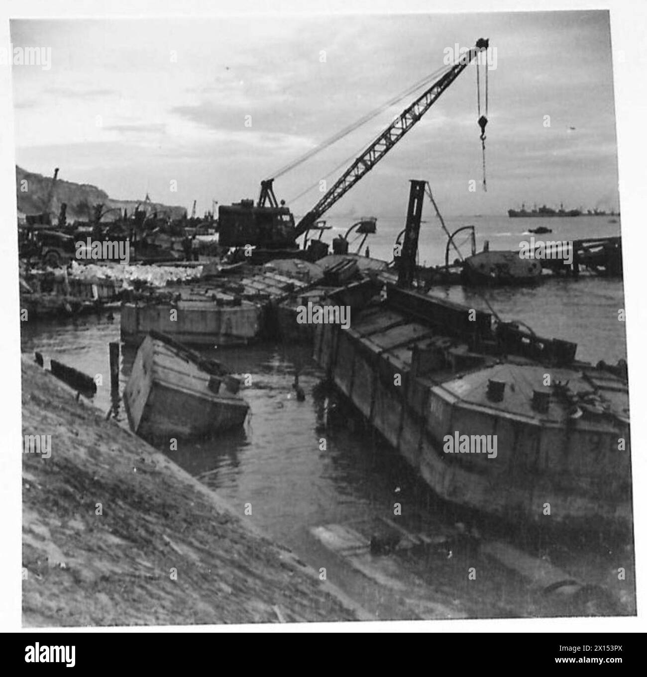 Phoenix a Mulberry, Arromanches, mostra posizioni e danni il 12 luglio durante un'operazione dell'esercito britannico per il salvataggio e la valutazione. Foto Stock