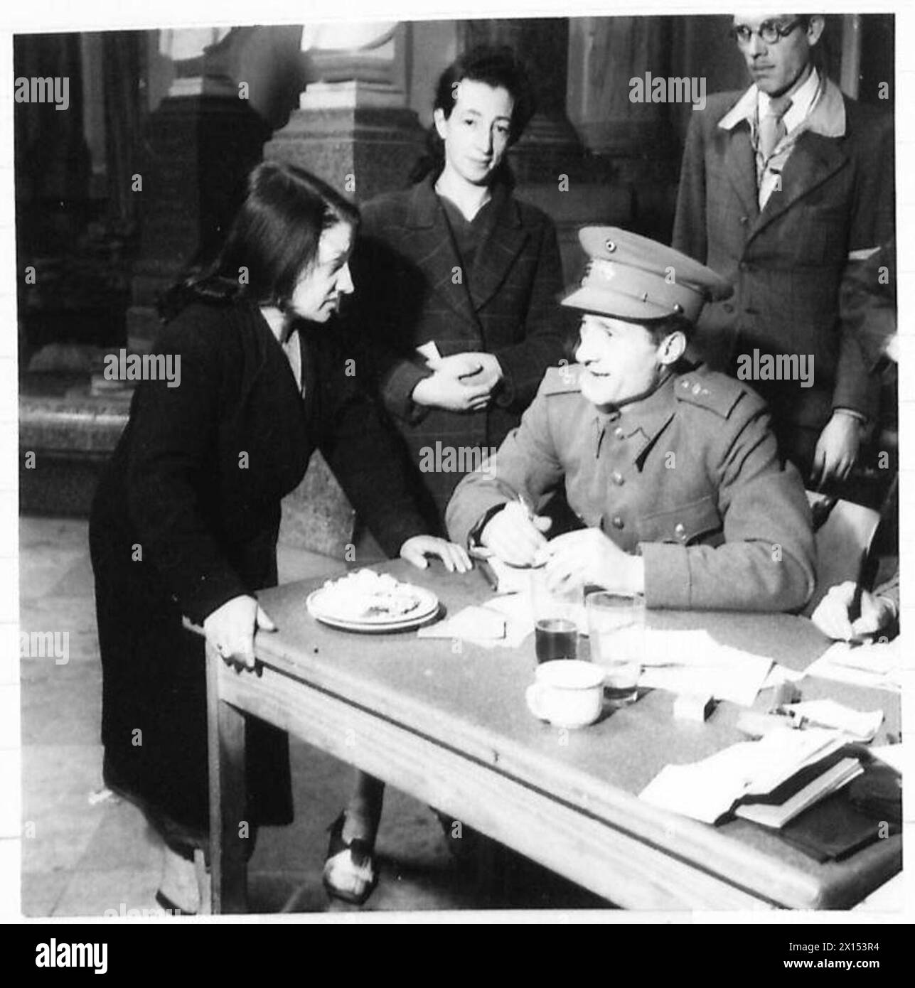 Fotografia che mostra collaboratrici donne intervistate dalle autorità militari belghe all'interno di una gabbia di leoni allo zoo di Anversa, sotto la supervisione dell'esercito britannico, 21st Army Group. Foto Stock