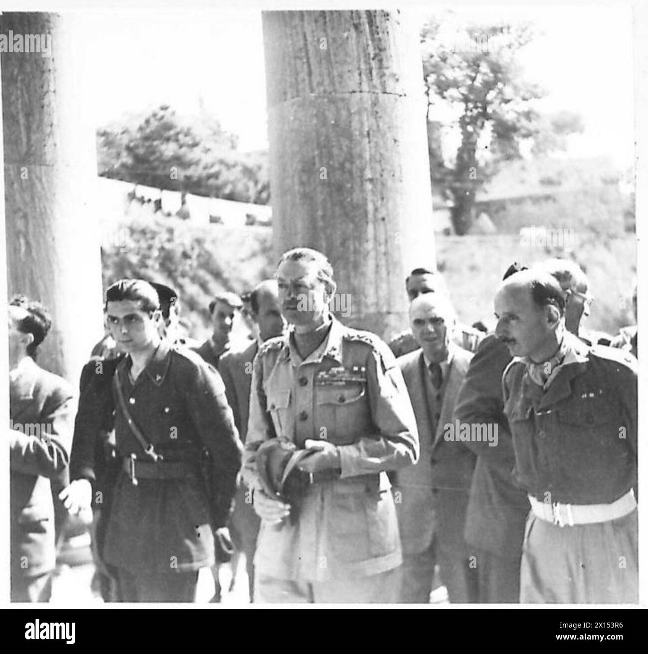 Il generale Alexander e il suo gruppo dell'esercito britannico visitarono San Marino, fotografando i gradini del Palazzo del governo durante una visita militare ufficiale. Foto Stock