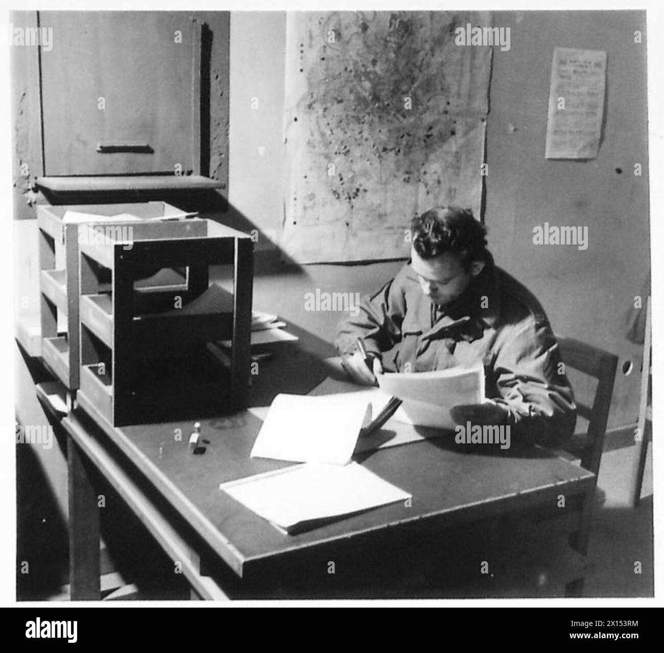 Un ufficiale non commissionato in Italia esamina e prepara la corrispondenza ufficiale per la trasmissione a Londra e Washington. Foto Stock