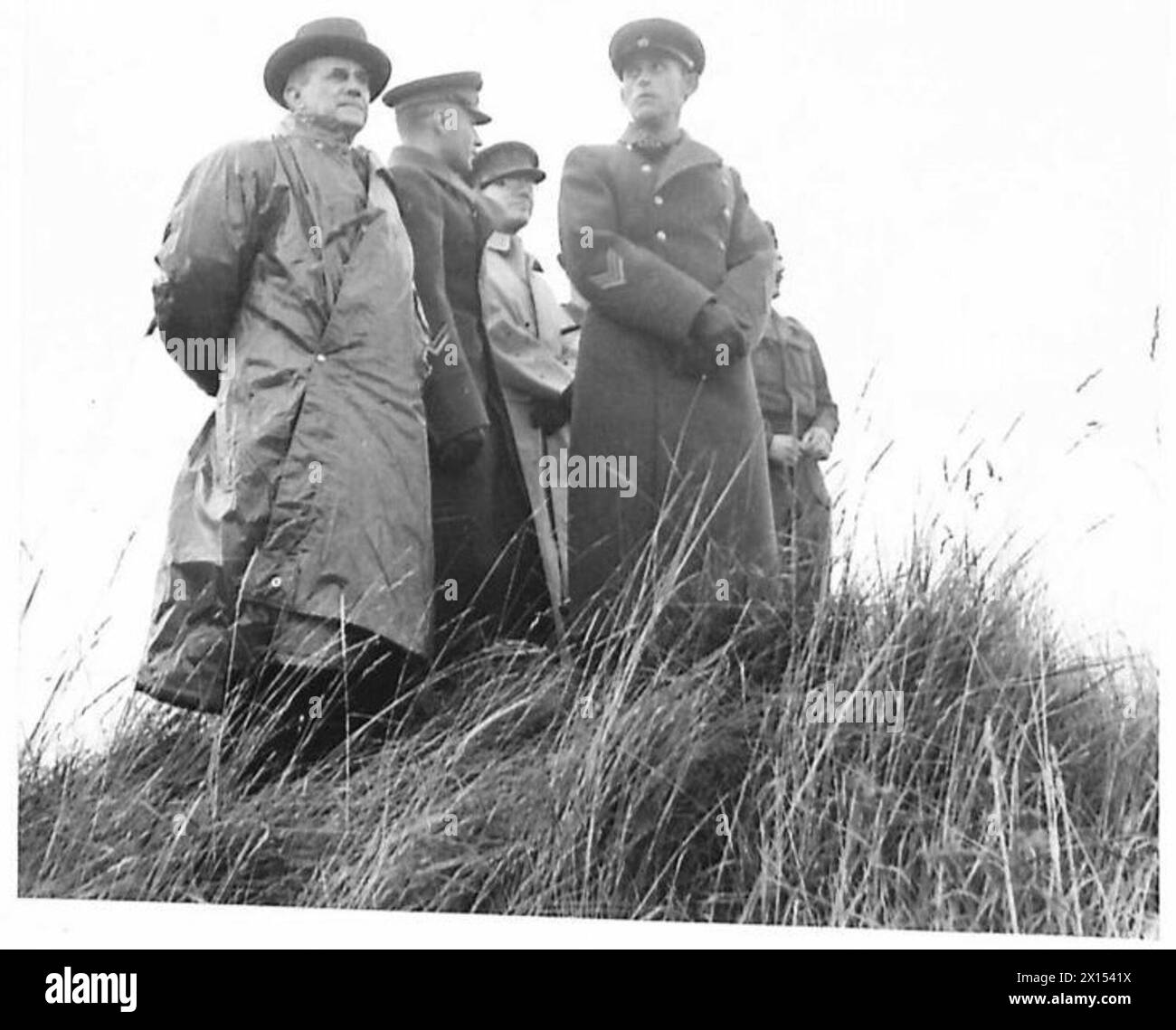 Il senor Emilio Delboy del Perù visita una scuola di battaglia dell'esercito britannico nel comando orientale, insieme al colonnello Dragun dell'esercito russo. Foto Stock