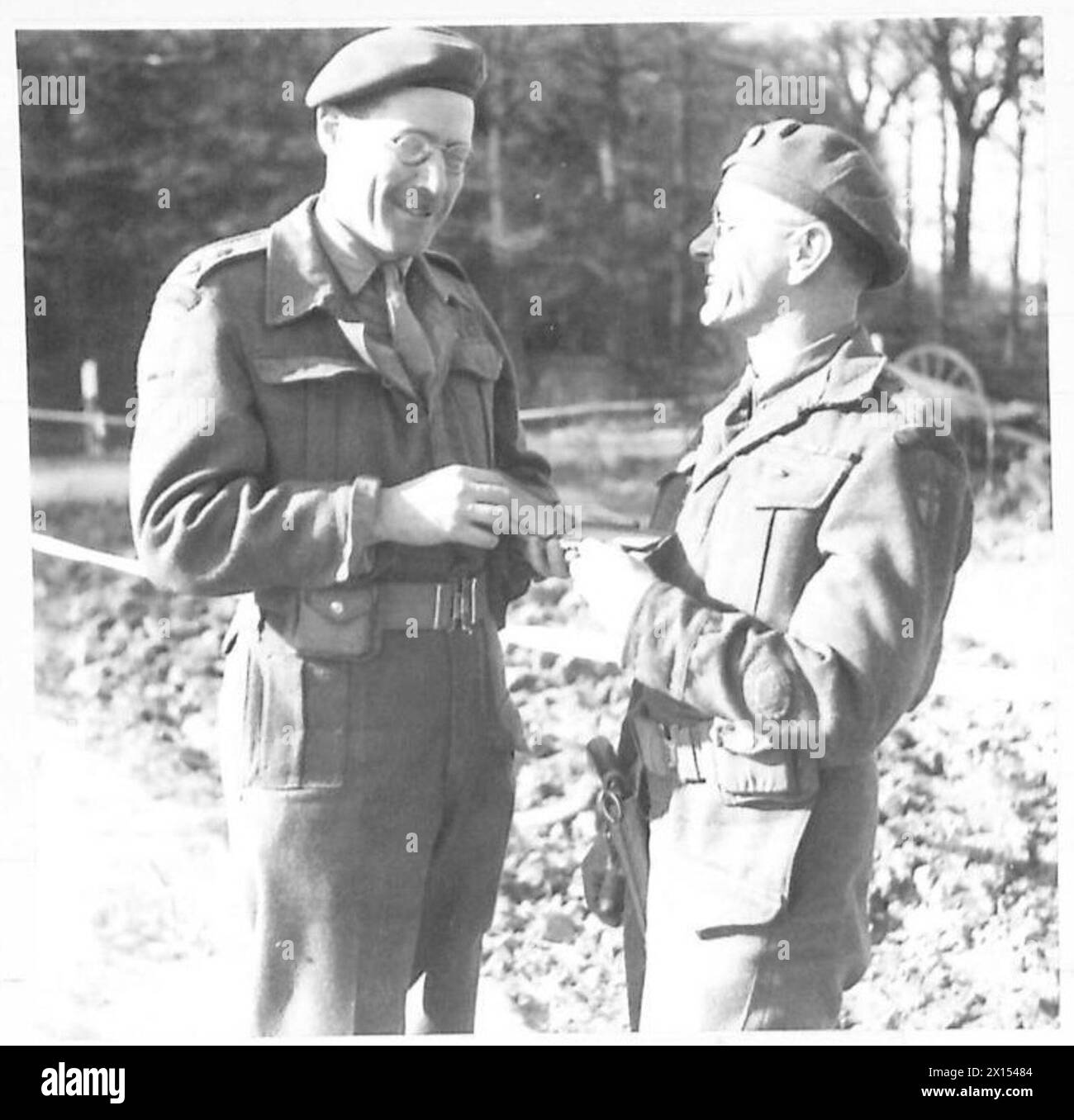 Il colonnello D.I. Drawford, comandante del 59th Medium Regiment, parla con l'RQMS Kavanaugh di Liverpool mentre le truppe si riuniscono per la battaglia sul Reno. Foto Stock