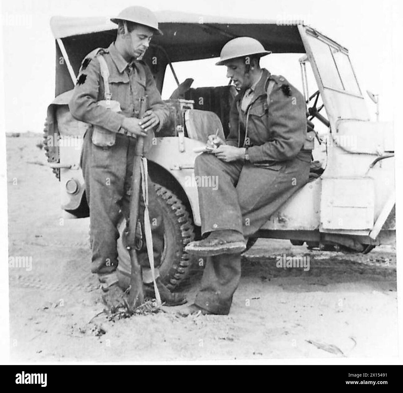 Un ufficiale del reggimento Black Watch interroga un uomo durante le operazioni a Mersa Brega. Foto Stock