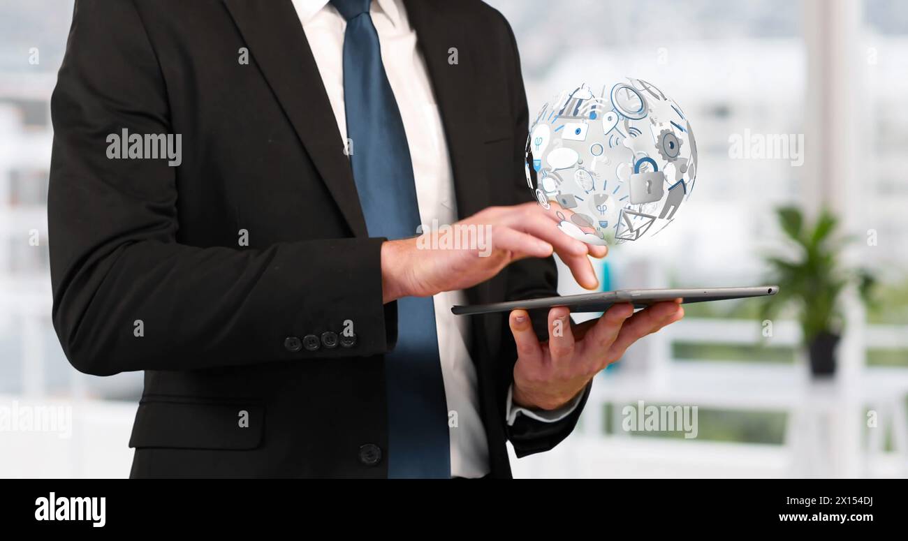 Immagine di un globo, icone e rete di connessione che girano mentre un giovane uomo d'affari caucasico sta usando Foto Stock