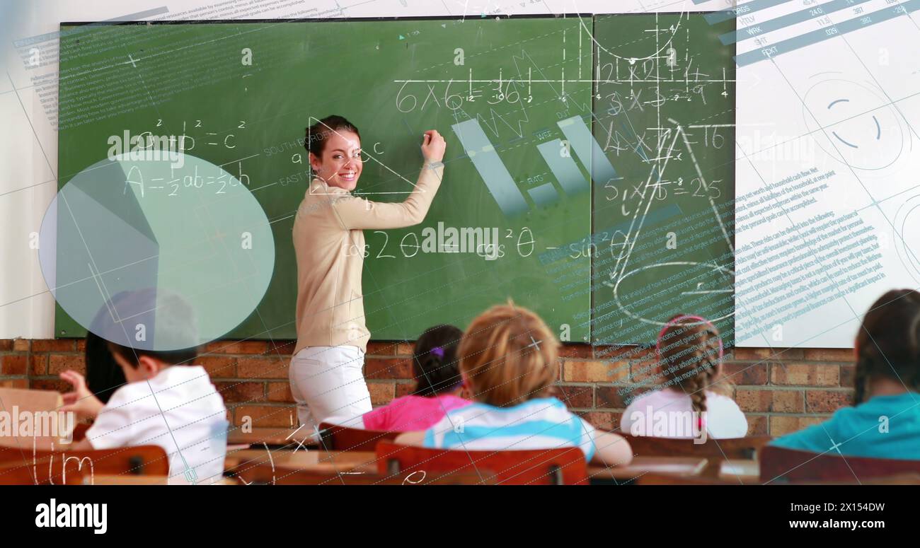 Immagine dell'interfaccia digitale con dati, grafici ed equazioni che si spostano sulla scrittura di insegnanti di matematica femminili Foto Stock