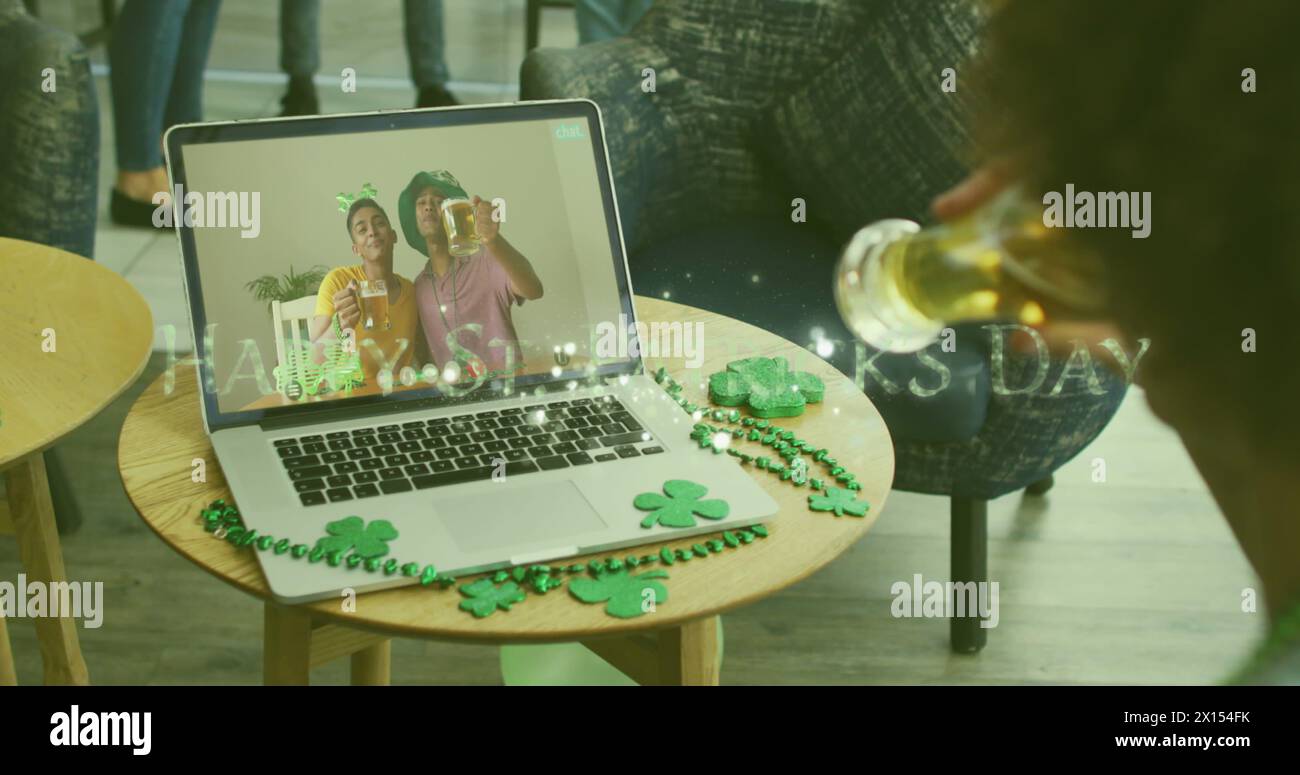 Immagine della felice giornata di san patrizio e dei fuochi d'artificio, uomo che festeggia con gli amici durante una chiamata a immagine del laptop Foto Stock