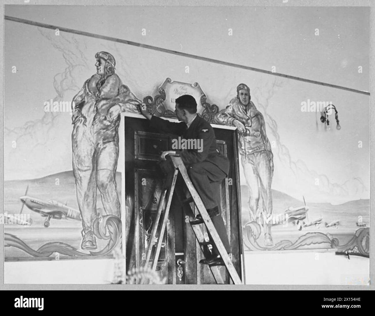 L'Aircraft H.R.A. Winslade dipinge murales raffiguranti lo spirito della RAF sulle pareti di un casino di ufficiali nel sud-ovest dell'Inghilterra nel 1943. Foto Stock L'Aircraft H.R.A. Winslade dipinge murales raffiguranti lo spirito della RAF sulle pareti di un casino di ufficiali nel sud-ovest dell'Inghilterra nel 1943. Foto Stock