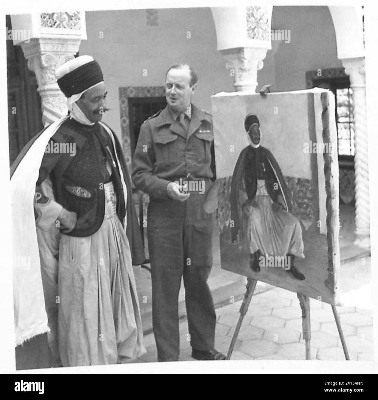 L'artista di guerra il capitano Carr discute il suo dipinto completato con il capitano degli Spahis in Nord Africa. Foto Stock L'artista di guerra il capitano Carr discute il suo dipinto completato con il capitano degli Spahis in Nord Africa. Foto Stock