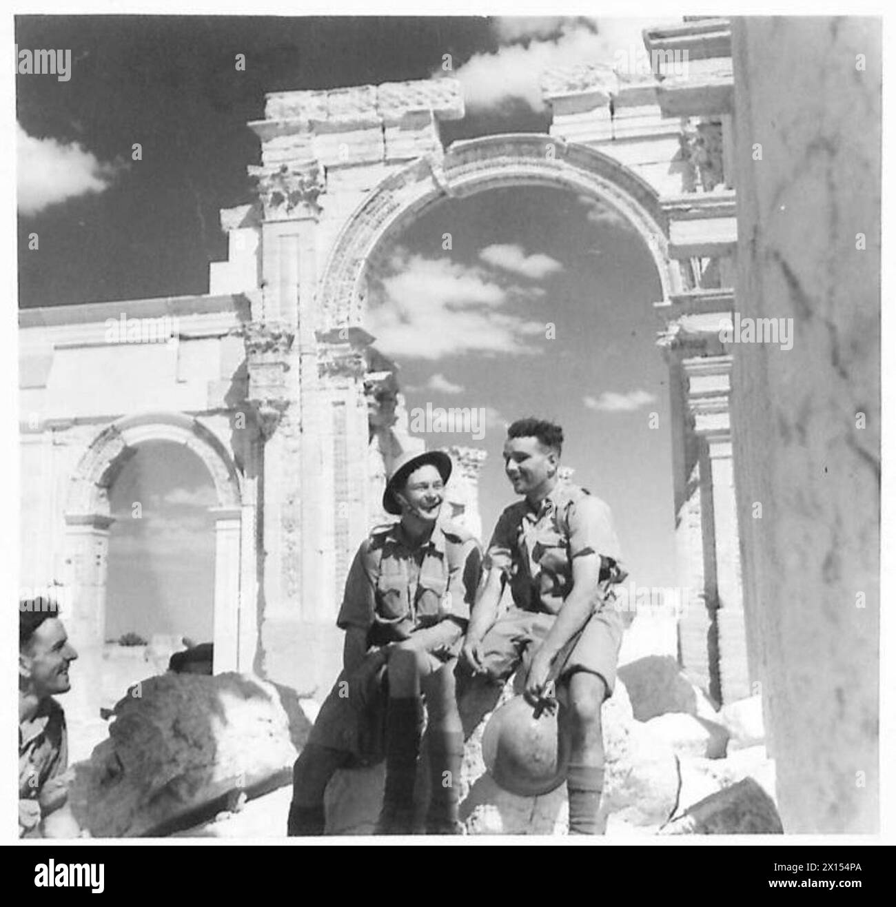 Le truppe si riposano tra le rovine di Palmira dopo aver condotto ricerche durante le operazioni di occupazione dell'esercito britannico. Foto Stock