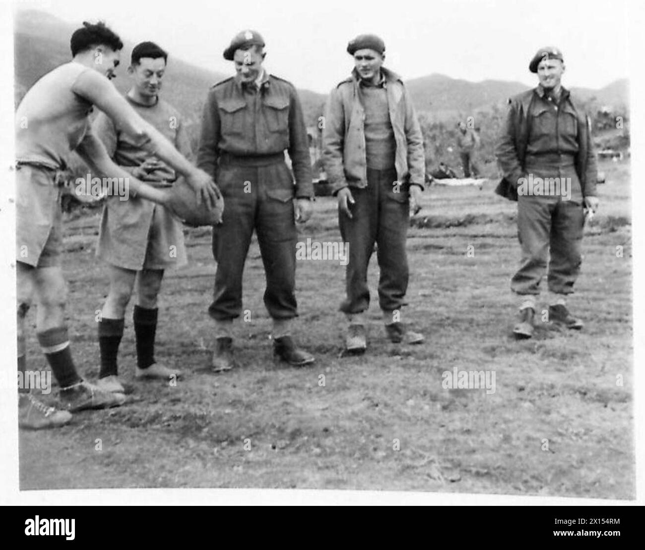 I soldati neozelandesi della Quinta Armata si rilassano, inclusi atleti di rugby e canottaggio che partecipano ad attività ricreative. Foto Stock