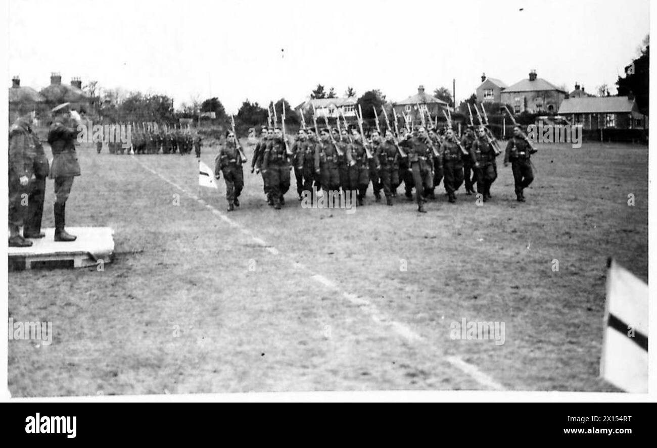 H.R.H. il Duca di Gloucester ispeziona il Battaglione Maori durante una parata a Lower Bourne, prendendo il saluto mentre le truppe marciano oltre. Foto Stock