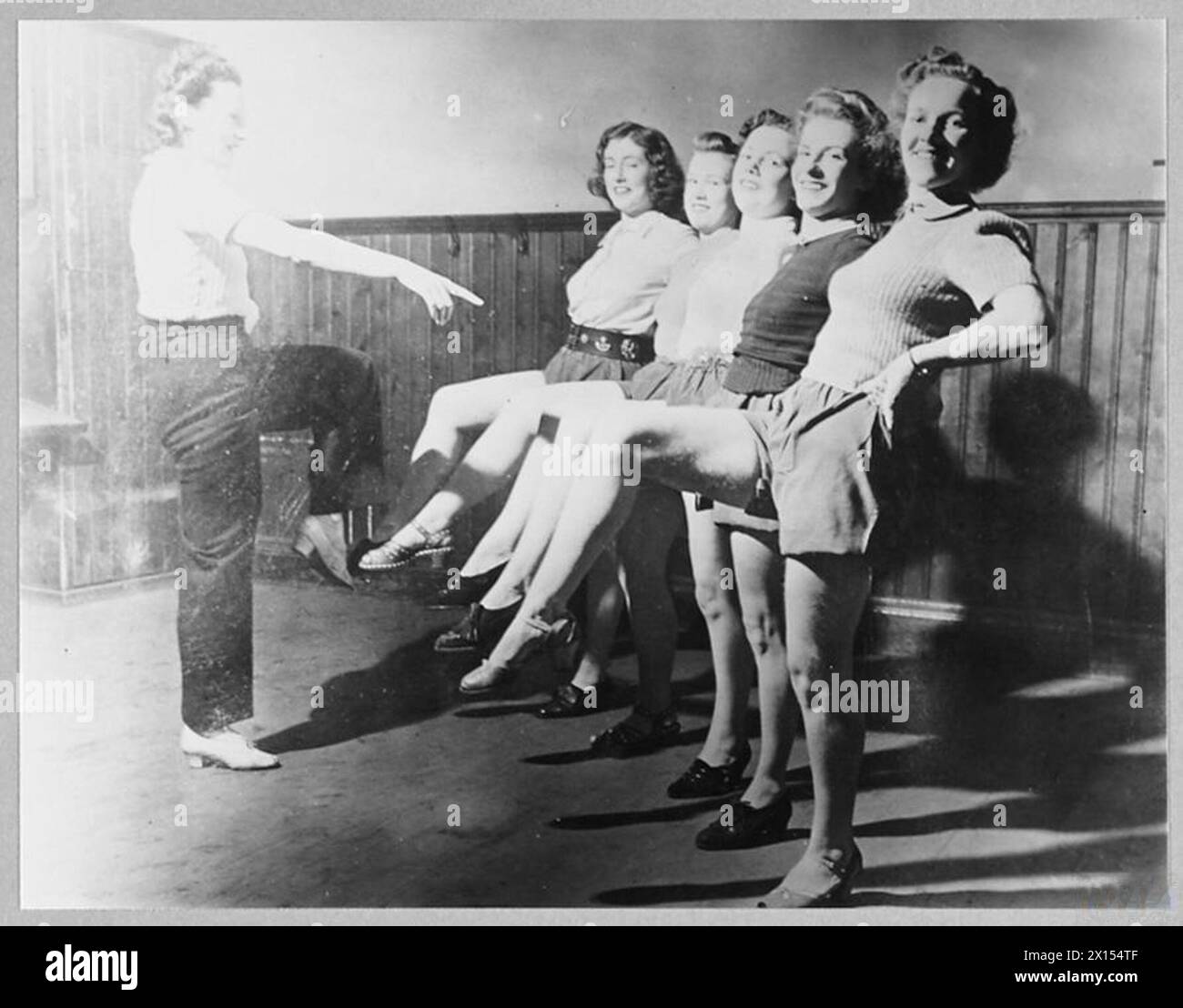 Il personale della WAAF prova uno spettacolo natalizio su una Scottish Fighter Station nel 1943, sotto la supervisione dell'ufficiale della sezione Phil Payne. Foto Stock