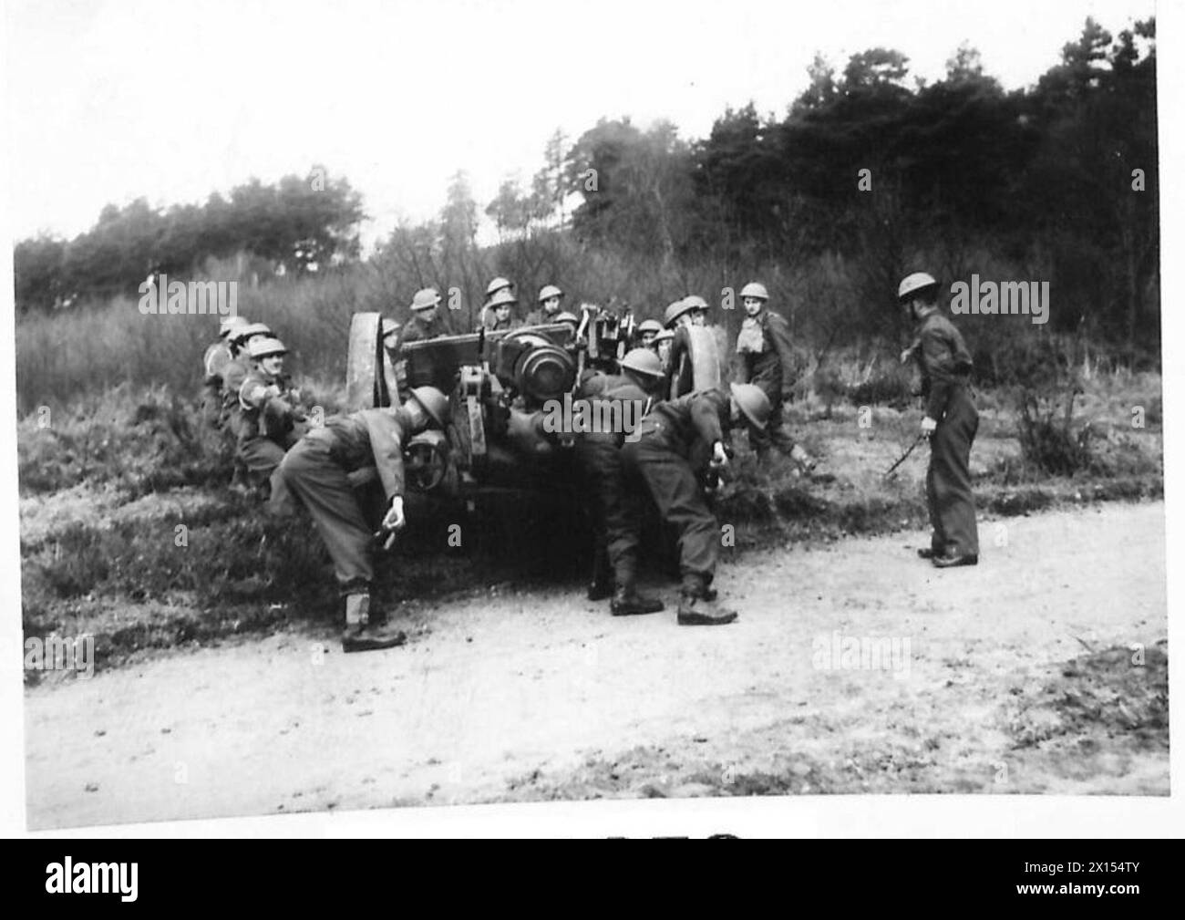 Una batteria di artiglieria media entra in azione durante un'esercitazione simulando le condizioni di combattimento in Inghilterra. Foto Stock