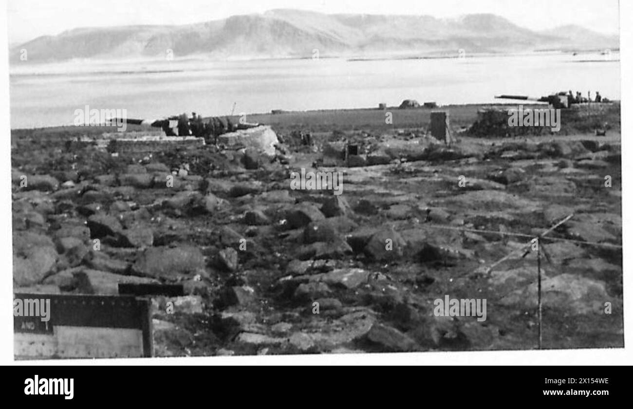 Le truppe britanniche in Islanda sono mostrate vicino alle difese costiere, dimostrando fortificazioni e posizioni difensive lungo la costa. Foto Stock
