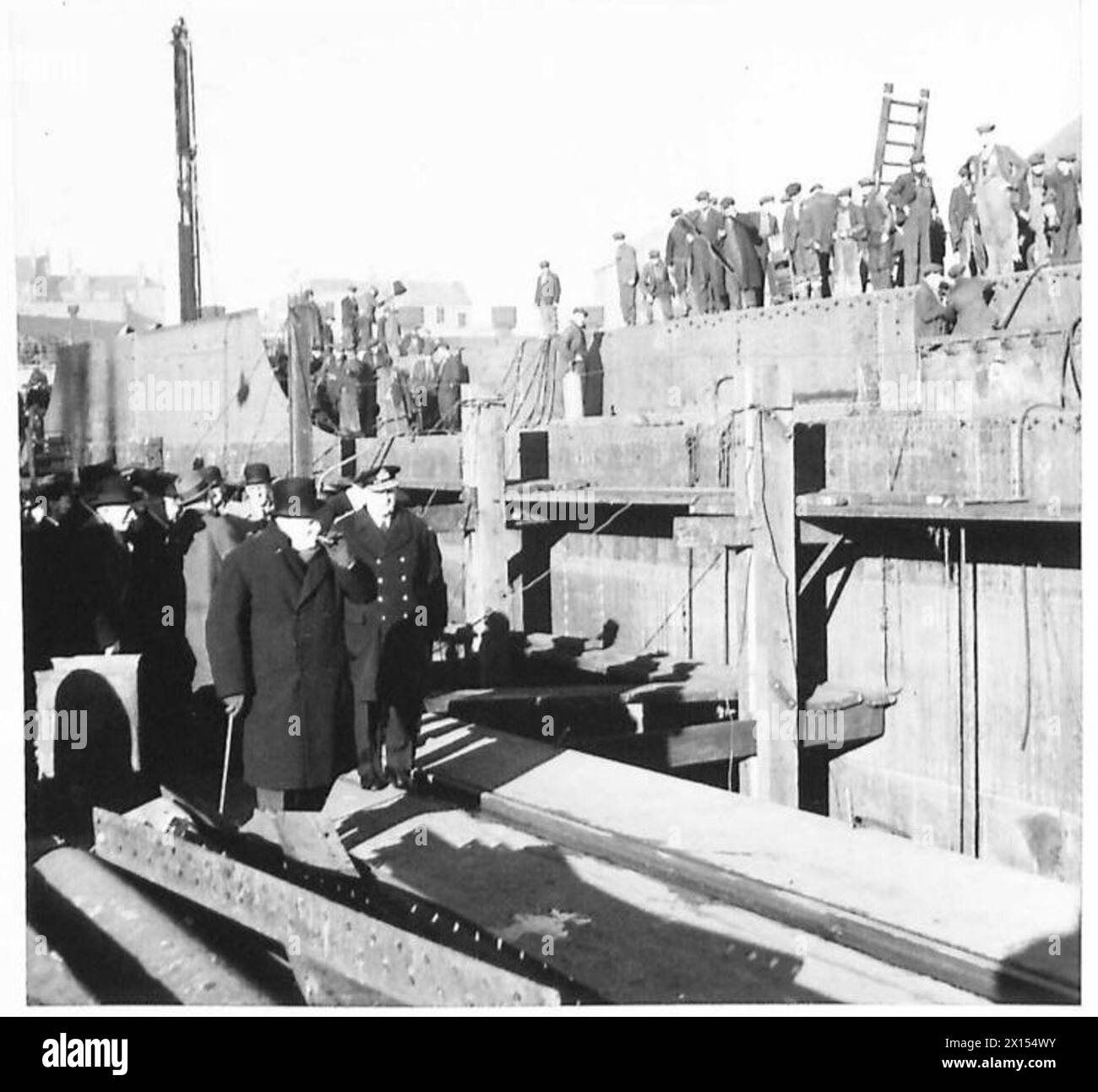 Il primo ministro ispeziona e osserva le attività durante un tour di un cantiere navale a Newcastle con il personale dell'esercito britannico. Foto Stock