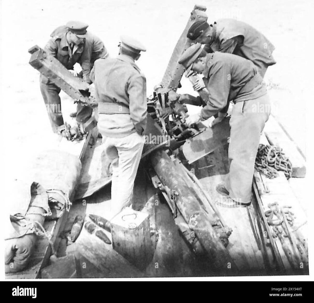 Esperti di artiglieria dell'esercito britannico esaminano un cannone russo utilizzato dalle forze tedesche in Libia durante la seconda guerra mondiale Foto Stock