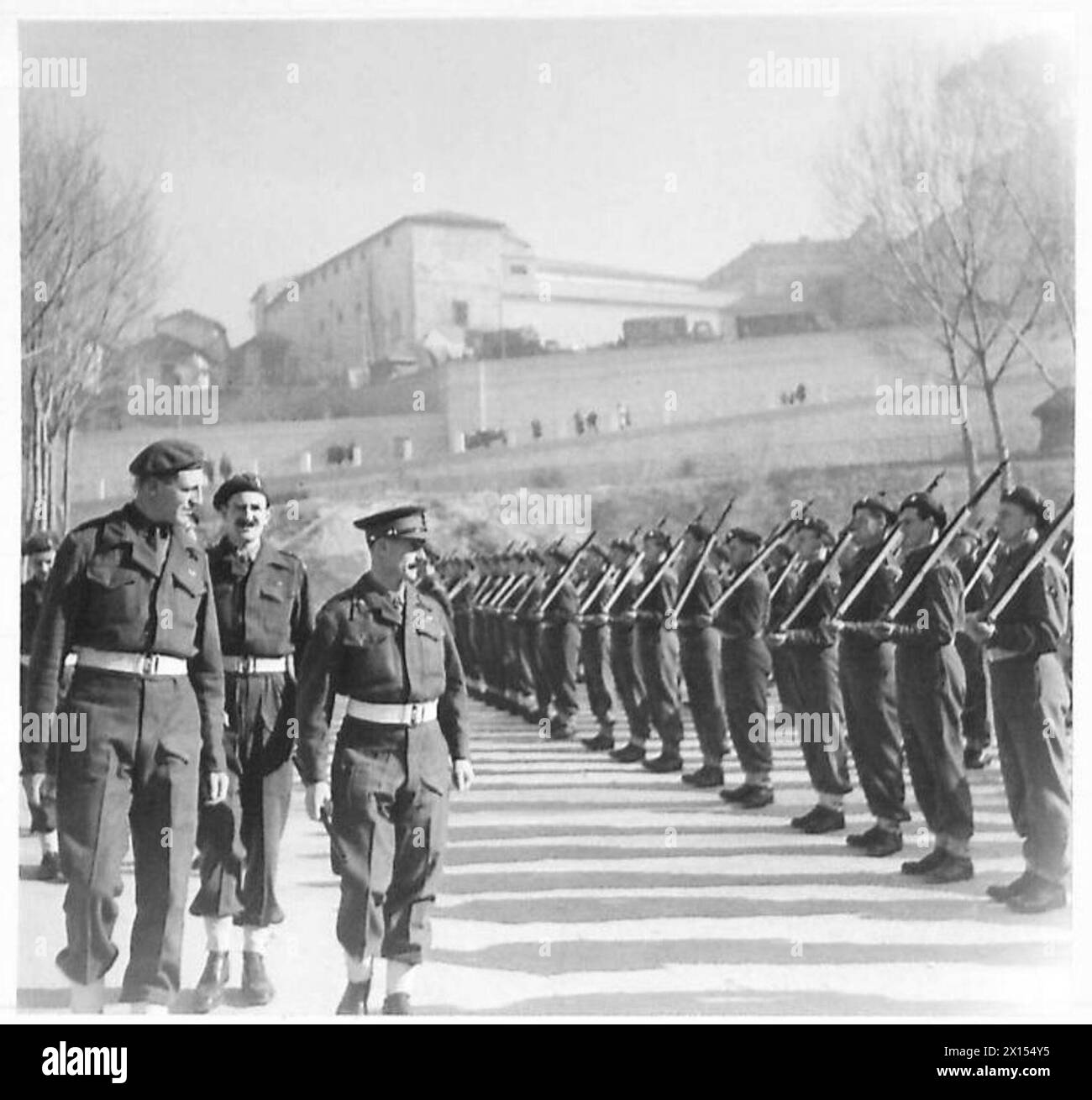 Il brigadiere Erskine ispeziona gli uomini del 5th Battalion, Grenadier Guards, durante una parata nell'esercito britannico. Foto Stock
