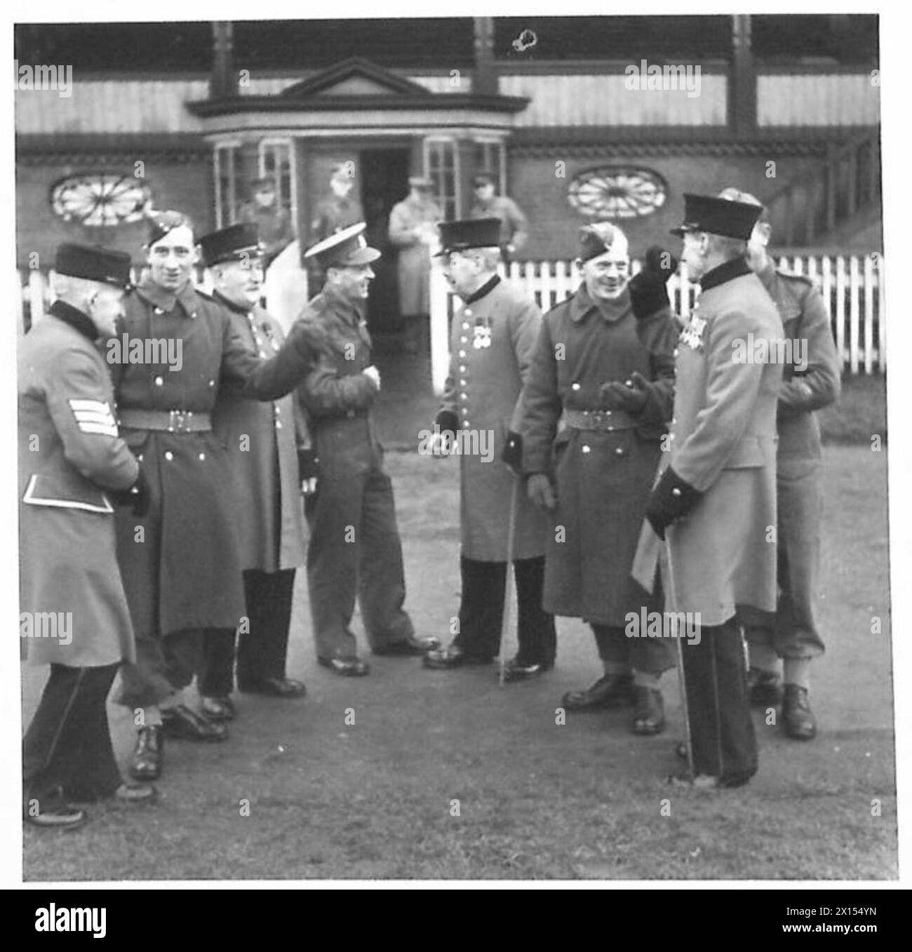 I veterani di Chelsea Pensioners si incontrano e conversano con gli attuali soldati delle foreste Sherwood durante la cerimonia di inaugurazione sotto la supervisione dell'esercito britannico. Foto Stock