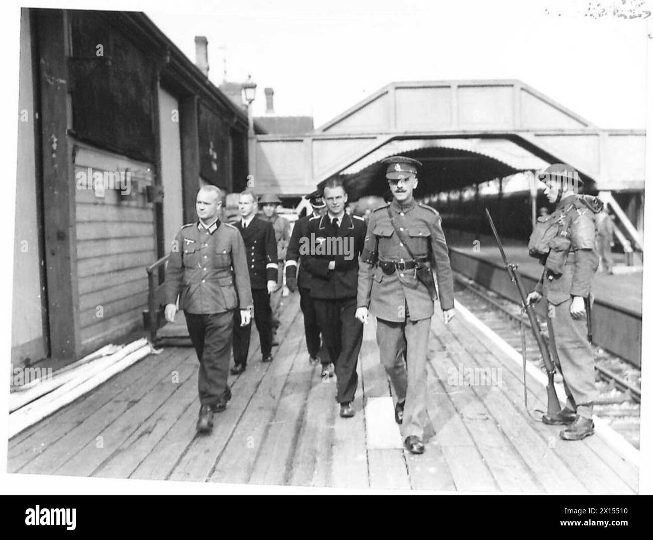 I prigionieri di guerra tedeschi sono scortati lungo la banchina per il rimpatrio da parte del personale dell'esercito britannico. Foto Stock