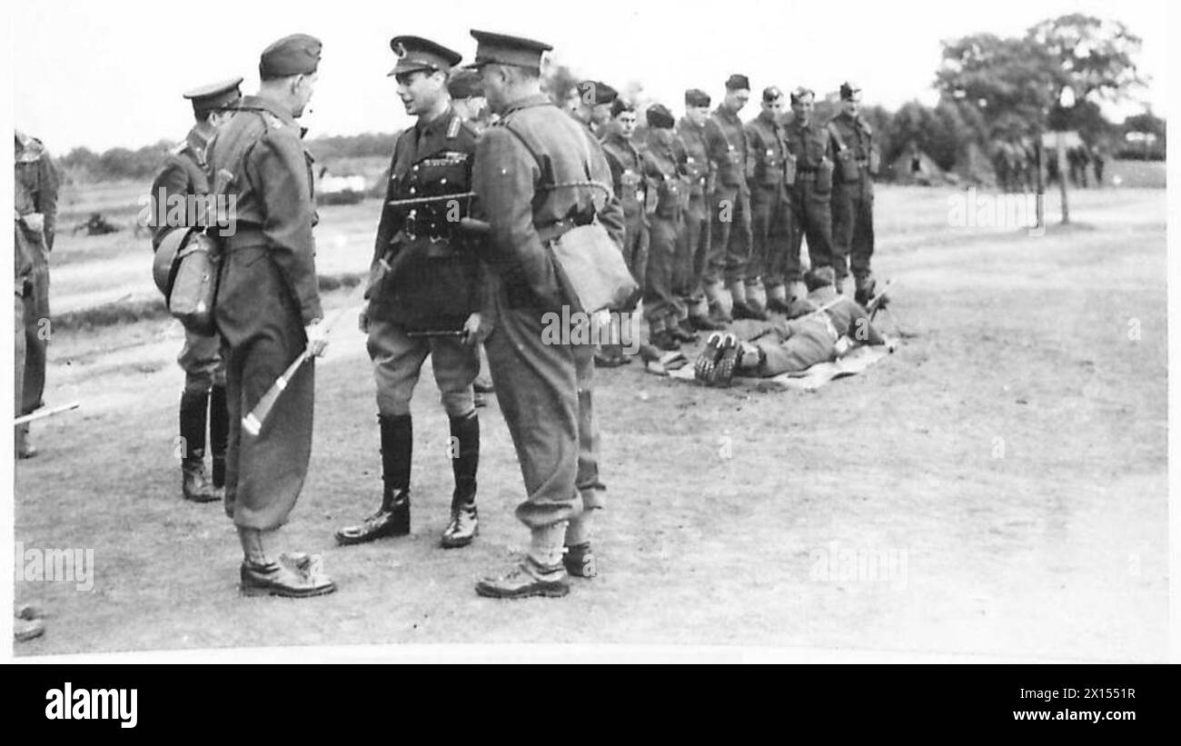 Sua Maestà il Re parla con gli ufficiali dell'esercito britannico durante un giro di ispezione delle truppe. Foto Stock
