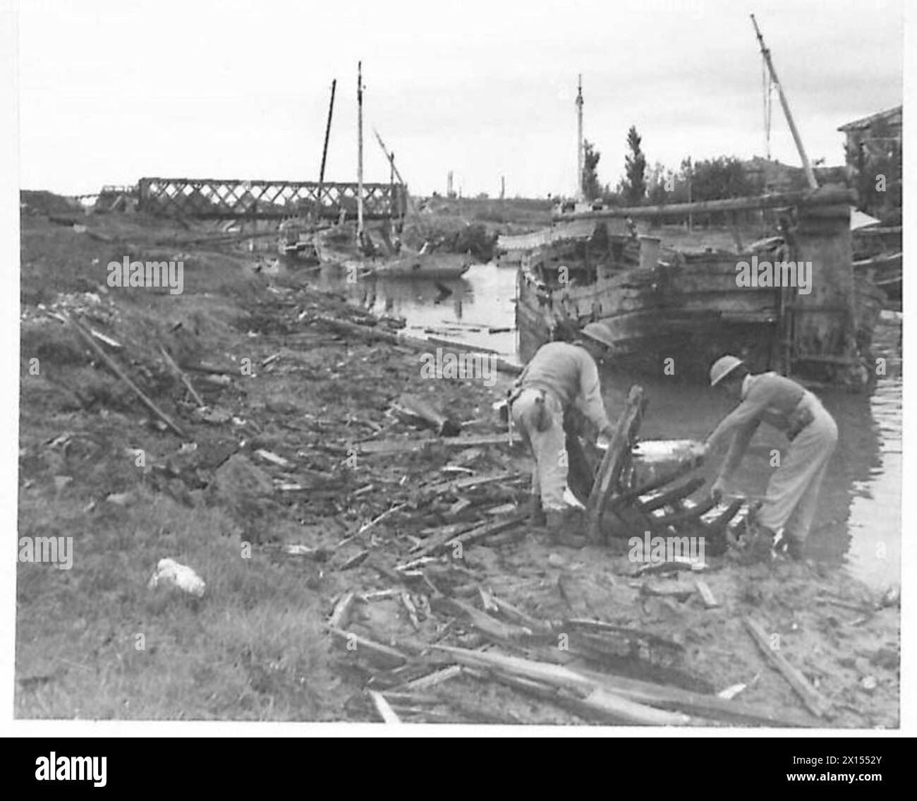 Scene di distruzione sul fiume Rubicon mostrano un ponte intatto mentre l'adiacente ponte ferroviario fu distrutto durante le operazioni militari. Foto Stock