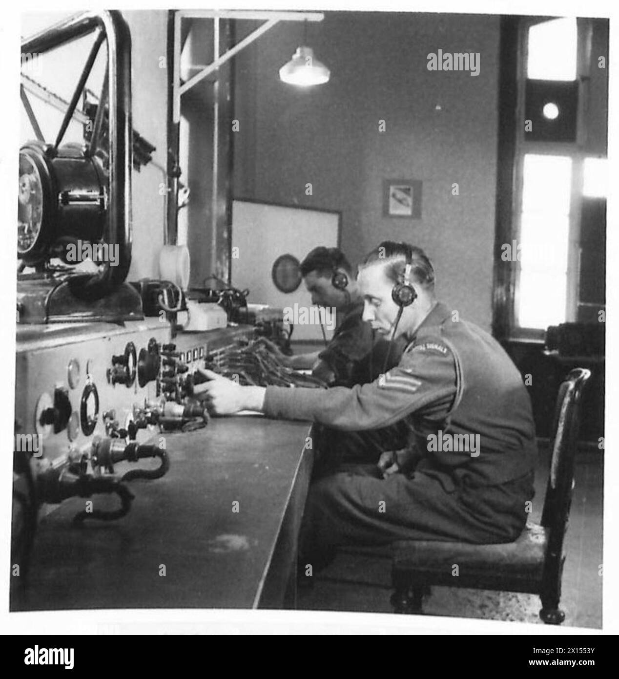 Il caporale George Powis di Royal Signals gestisce la Network Control Room presso la BFN Hamburg nel 1945, gestendo tutte le trasmissioni in entrata e in uscita per il British Forces Broadcasting Service. Foto Stock
