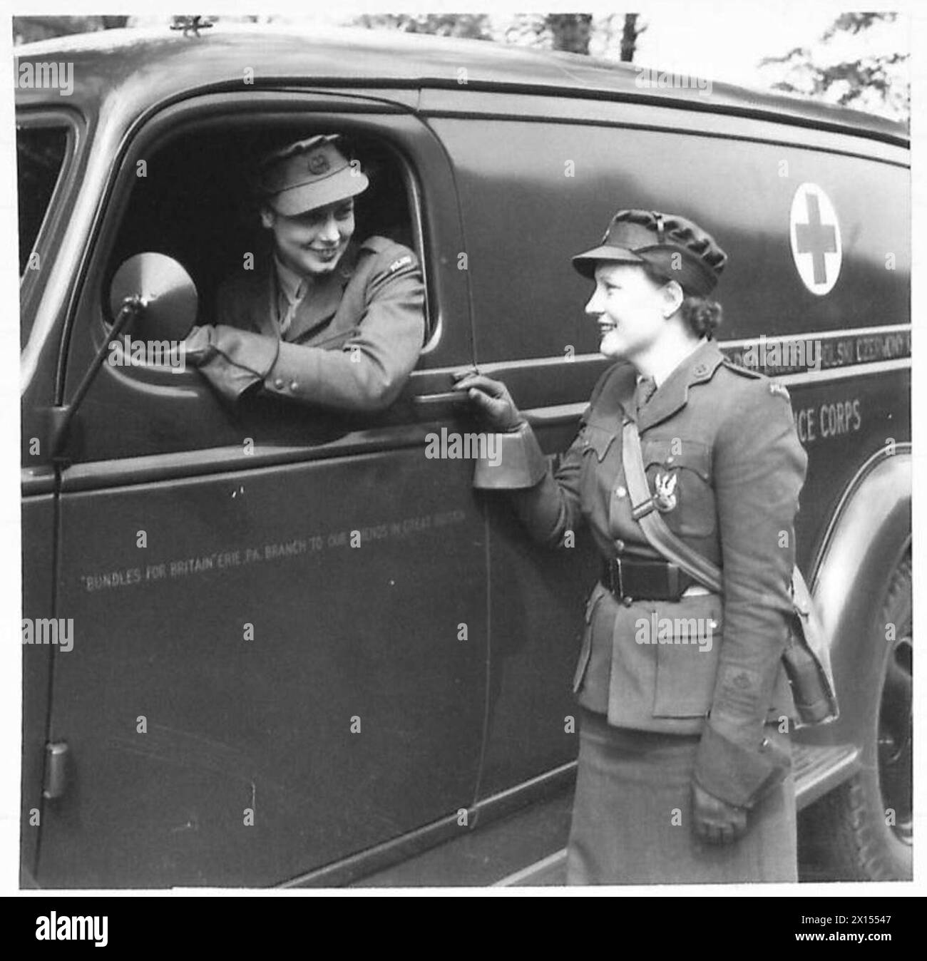 Diana Napier, attrice e comandante di sezione della First Aid Nursing Yeomanry, attaccata al i corpo polacco, sovrintende alle donne camioniste di ambulanza a Cupar, in Gran Bretagna, nel 1941, con ambulanze donate dagli Stati Uniti. Foto Stock
