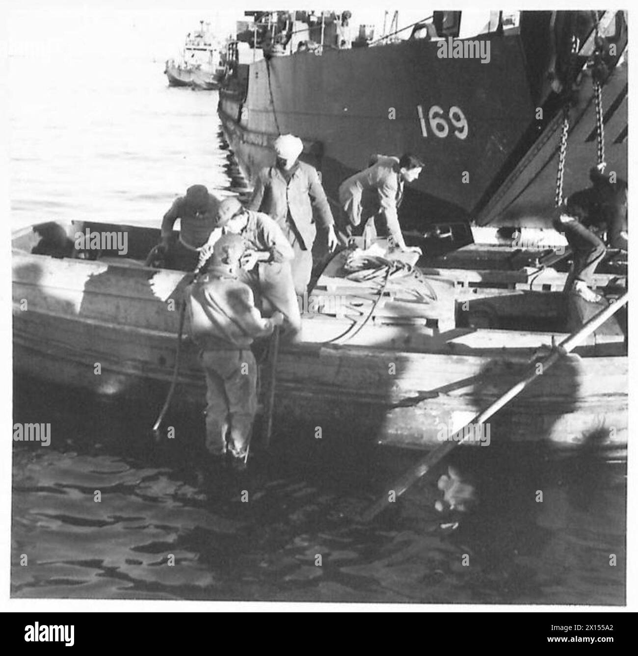 Un tuffatore francese salvò un soldato americano dopo che un carro armato Grant cadde in acqua mentre veniva scaricato presso le banchine di Algeri occupate dagli Alleati il 17 novembre 1942. Due membri dell'equipaggio nuotarono a riva, il subacqueo salvò il terzo, che sopravvisse dopo il trattamento. Foto Stock