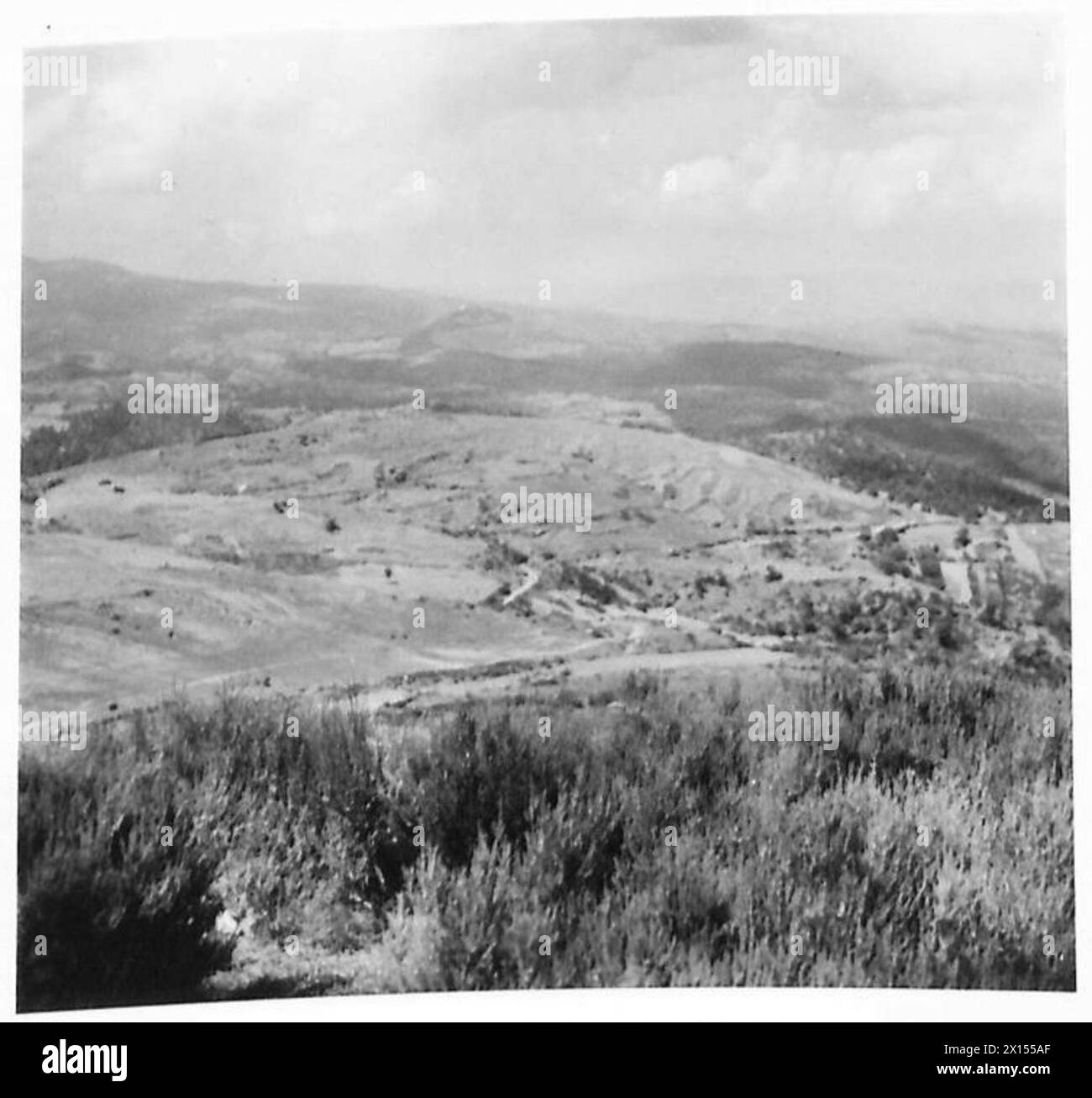 OTTAVO ESERCITO : IL GHURKAS SUL MONTE CASTIGLIONE - Panotrama dal Monte Castiglione con posizioni Ghurka sul versante della montagna in primo piano. Panorama è preso dalla direzione di Gioui e il tedesco Hold Arno ad Anghiarai. La grande cresta montuosa al centro è Alpi di Catenaia British Army Foto Stock