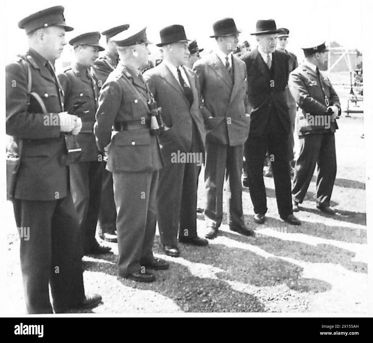 I funzionari del Ministero delle forniture e della produzione osservano una dimostrazione antiaerea con il comando A.A. del GoRPC-in-C e gli ingegneri militari di alto livello. Foto Stock