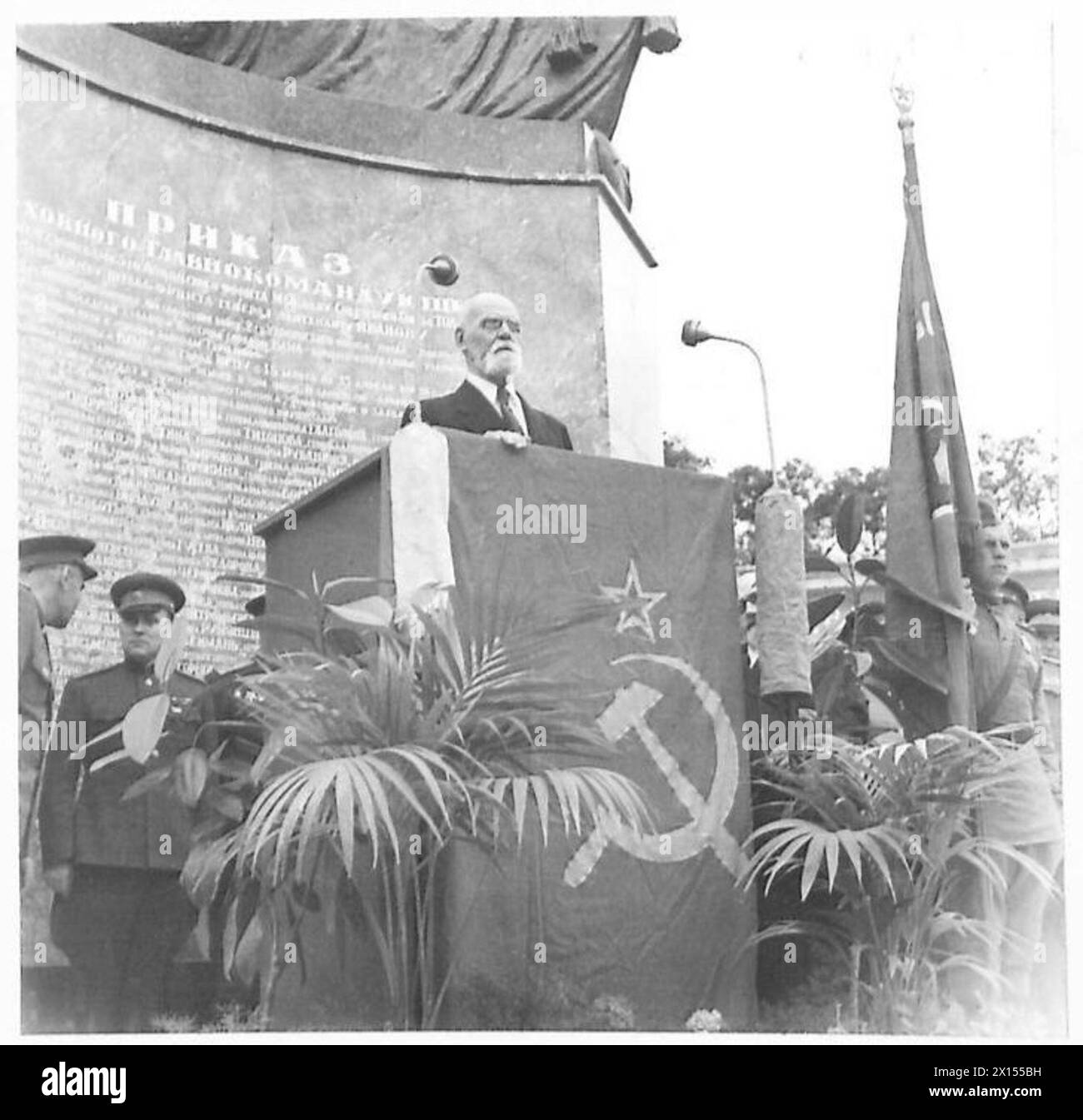 Il Burgomaster di Vienna, maggiore generale Korner, ringrazia formalmente l'Armata Rossa per aver liberato la città durante l'inaugurazione del memoriale russo. Foto Stock